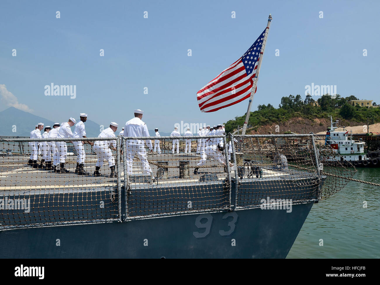 Matrosen an Bord die geführte Flugkörper Zerstörer USS Chung Hoon (DDG-93) Verschiebung Farben nach der Ankunft in Da Nang, Vietnam, für eine Marine Engagement-Aktivität. Das Engagement bietet Möglichkeiten für USA und vietnamesische Marine Profis zu best Practices auszutauschen und Austausch von maritimen Fähigkeiten für humanitäre Hilfe und Katastrophenhilfe, medizinische Ausbildung, Feuer, Kampf und Schadensbegrenzung, Such- und Rettungsmaßnahmen, Tauchen und Bergung, Sport und gemeinnützigen Projekten. (Foto: U.S. Navy Mass Communication Specialist 1. Klasse Jay C. Pugh/freigegeben) Feierliche Eröffnung des naval Engagement-Aktivität 130421- Stockfoto