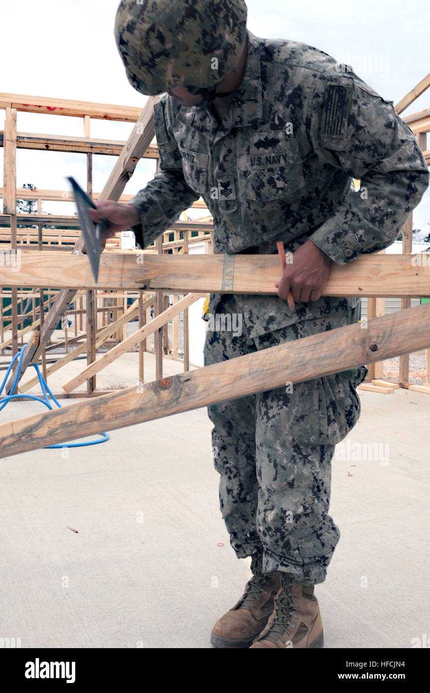 CAMP SHELBY, Frl. (16. Februar 2015) Seabees von Naval Mobile Bau Bataillon 1 Südwesten Asien Hütten (SWAHUTS) am Lager Shelby, Frl., während Betrieb Lager Duell, ein Feld-Übung in Vorbereitung auf ihren nächsten Einsatz. (Foto: U.S. Navy Chief Masse Kommunikation Spezialist Kim Martinez) Betrieb mit Duell 2015 150217-N-EP471-624 Stockfoto