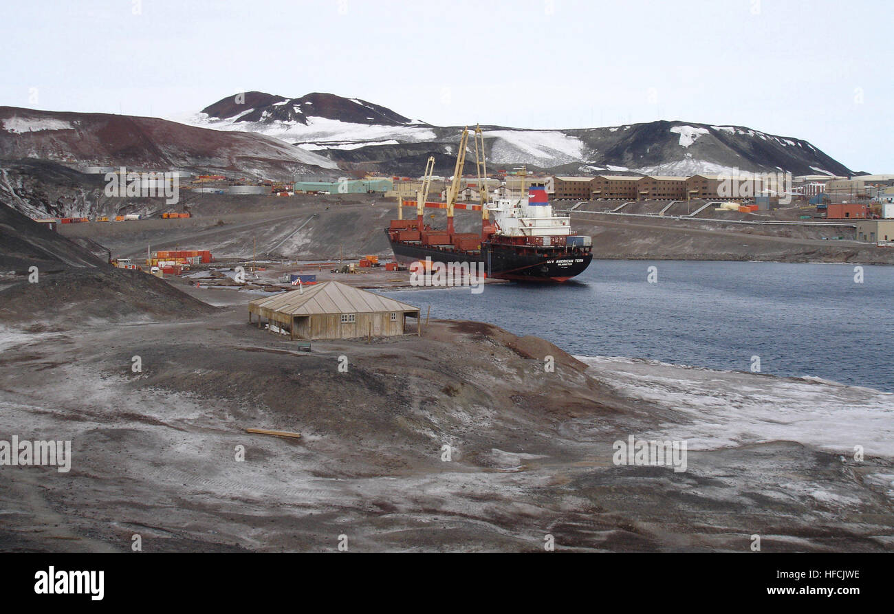 US Navy Matrosen zugewiesen, Marine Cargo Handling Bataillon (NCBH) 1 entlasten Fracht aus dem Military Sealift Command gecharterten Container Schiff MV amerikanischen Tern (T-AK 4729) während der Operation Deep Freeze, den jährlichen Betrieb, der National Science Foundation McMurdo-Station auf Ross Island, Antarktis, 7. Februar 2007 zu versorgen. NCBH 1 ist der nur Aktivaufgabe Bestandteil der Marine Logistics Support Expeditionskorps, mit Sitz in Williamsburg, Virginia, und ist ein Bestandteil des US Fleet Forces Command.  DoD-Foto von CMdR Vincent Clifton, US-Navy. (Freigegeben) Operation Deep Freeze 2007, McMu Stockfoto