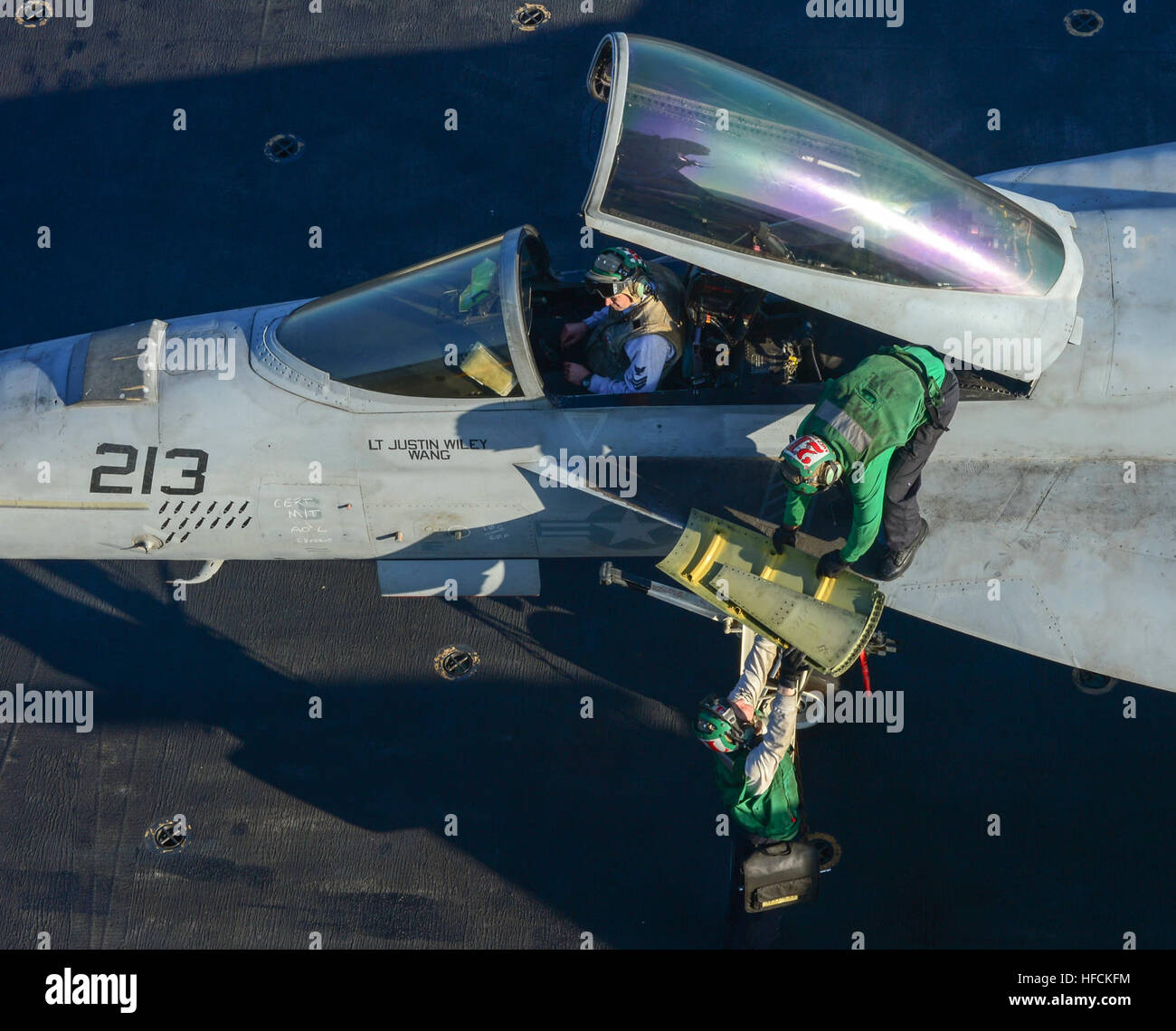 150302-N-GW139-173 arabischen Golf (2. März 2015) Segler Wartungsarbeiten an einer F/A-18E Super Hornet aus der Sunliners des Strike Fighter Squadron (VFA) 81 auf dem Flugdeck des Flugzeugträgers USS Carl Vinson (CVN) 70. Carl Vinson ist in den USA 5. Flotte Einsatzgebiet unterstützen Betrieb innewohnende zu beheben, Streik Operationen im Irak und in Syrien, wie verwiesen, maritime Sicherheit und Theater Sicherheitsbemühungen Zusammenarbeit in der Region bereitgestellt. (Foto: U.S. Navy Mass Communication Specialist 3. Klasse Eric Coffer/freigegeben) Betrieb innewohnende Entschlossenheit 150302-N-GW139-078 Stockfoto