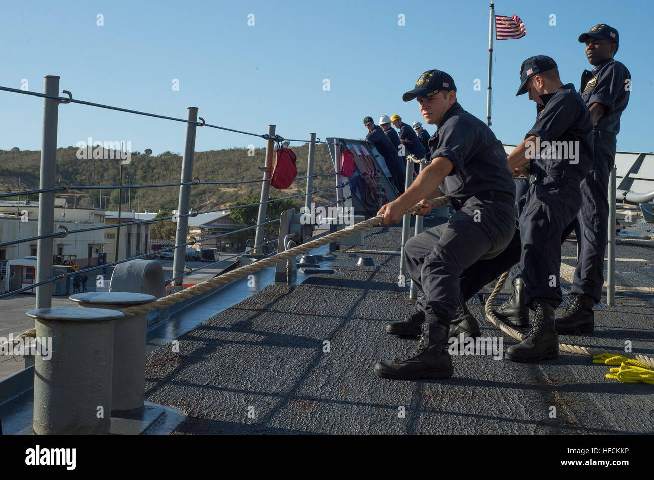 150309-N-IG780-103 GUANTANAMO BAY, Kuba (9. März 2015) – Segler sichern eine Wurfleine während Treibanker und Detail an Bord geführte Raketen Fregatte USS Kauffman (FFG-59). Kauffman wird derzeit zur Unterstützung Betrieb Martillo, einer Kooperation mit den US Coast Guard und Partner im Bereich 4. Flotte von Verantwortung. (Foto: U.S. Navy Mass Communication Specialist 3. Klasse Shane A. Jackson/freigegeben) Betrieb Martillo 150309-N-IG780-103 Stockfoto