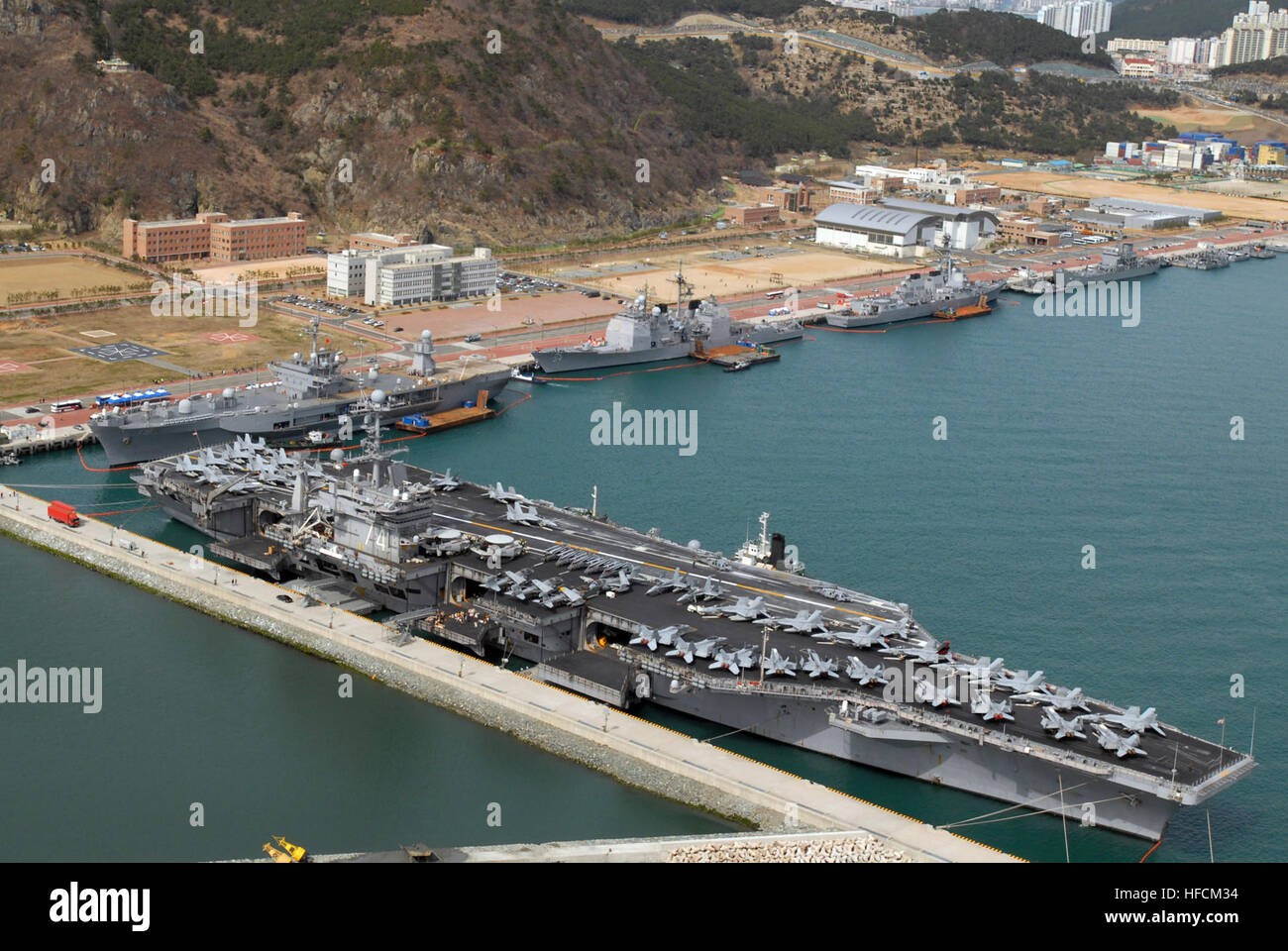 090312-N-1113S-290 BUSAN, Südkorea (12. März 2009) Schiffe aus der John C. Stennis Carrier Strike Group und den USA 7. Flotte Flaggschiff USS Blue Ridge (LCC-19) sind vertäut Pier Seite an die Republik der Korea Marine Base Oryuk-Do in Busan. Der Streik-Konzern angekommen März 11, während Blue Ridge im März 5 gezogen. Im Bild von links sind die Flugzeugträger USS John C. Stennis (CVN-74), das amphibische Kommando-Schiff USS Blue Ridge, geführte Flugkörper Kreuzer USS Antietam (CG-54) und geführte Flugkörper Zerstörer USS Preble (DDG-88). (Foto: U.S. Navy Mass Communication Specialist 2. Klasse Matthew S Stockfoto