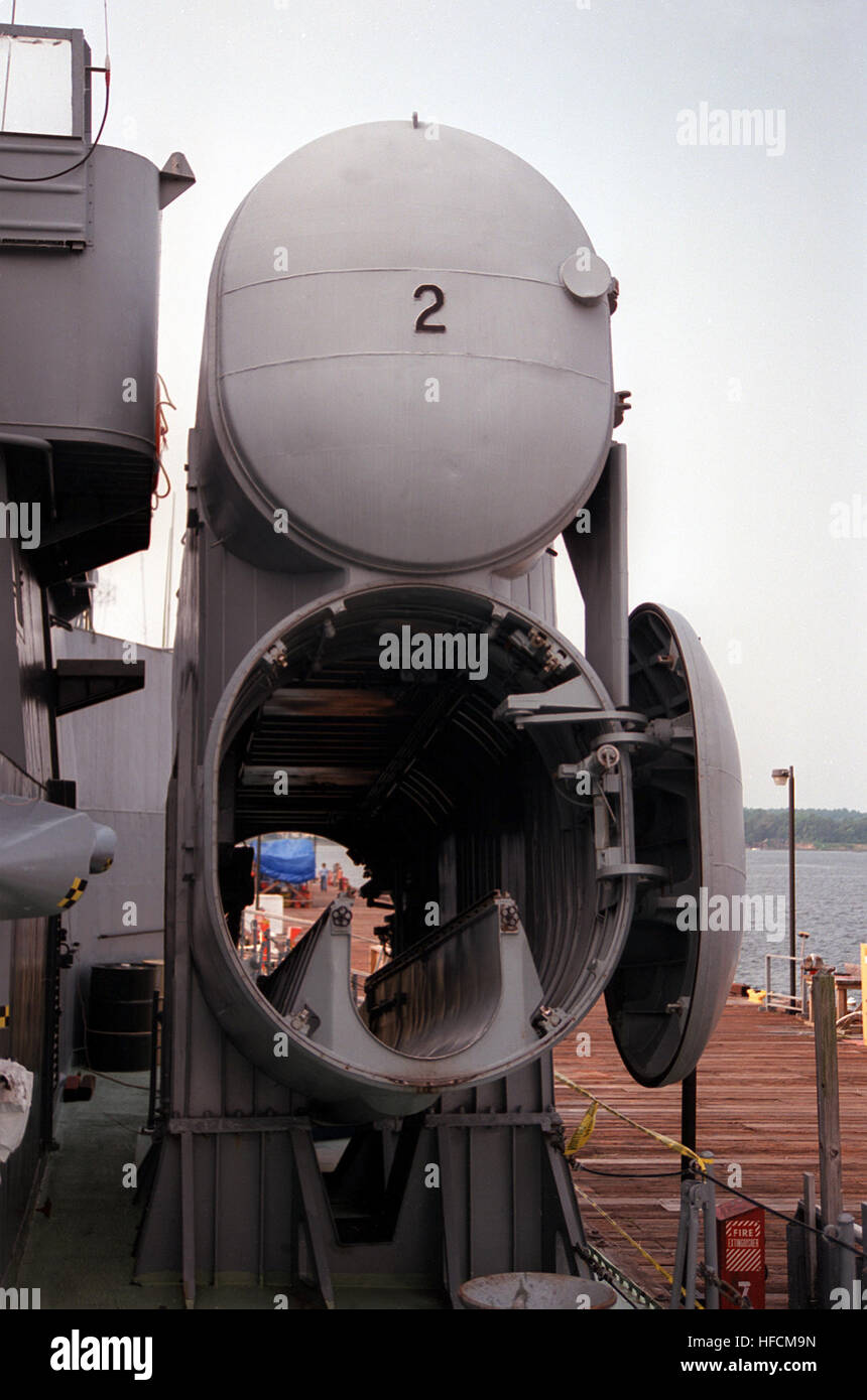 Eine Frontansicht der Startröhre offen Nr. 4 für die P-15 SS-N - 2 c Styx SSM wird aus der Nr. 4 Raketen Schlauch an Bord die USNS HIDDENSEE (185NS9201) entfernt, während das Schiff in der Naval Sea Systems Command-Anlage in Solomons Anhang festgemacht ist.  Die Sowjet-errichtet Tarantul I-Rakete Korvette Klasse wurde von der bundesdeutschen Marine im November 1991 erworben und wird derzeit Erprobung und Evaluierung von der US Navy.  Rudolf Egelhofer in der DDR-Marine, das Schiff wurde umbenannt HIDDENSEE nach der Wiedervereinigung Deutschlands im Jahr 1990. P-15 DN-SC-93-05863 Stockfoto