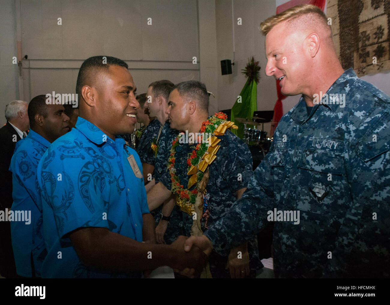 SUVA, Fidschi (8. Juni 2015) Musiker 3. Klasse Jason Andrews, aus San Diego, grüßt ein Mitglied der Fidschi-Polizei-Band nach einem Konzert in Fiji National University im Pazifischen Partnerschaft 2015. Das Lazarettschiff USNS Mercy (T-AH 19) befindet sich in Suva, Fidschi, für seine erste Mission Hafen PP15. Pazifische Partnerschaft ist in seiner zehnten Iteration und ist die größte jährliche multilaterale humanitäre Hilfe und Disaster Preparedness Hilfsmission in der Indo-Asien-Pazifik-Region durchgeführt. Während des Trainings für Krisenbedingungen haben Pacific Partnership Missionen bisher medizinische Versorgung auf ca. Stockfoto