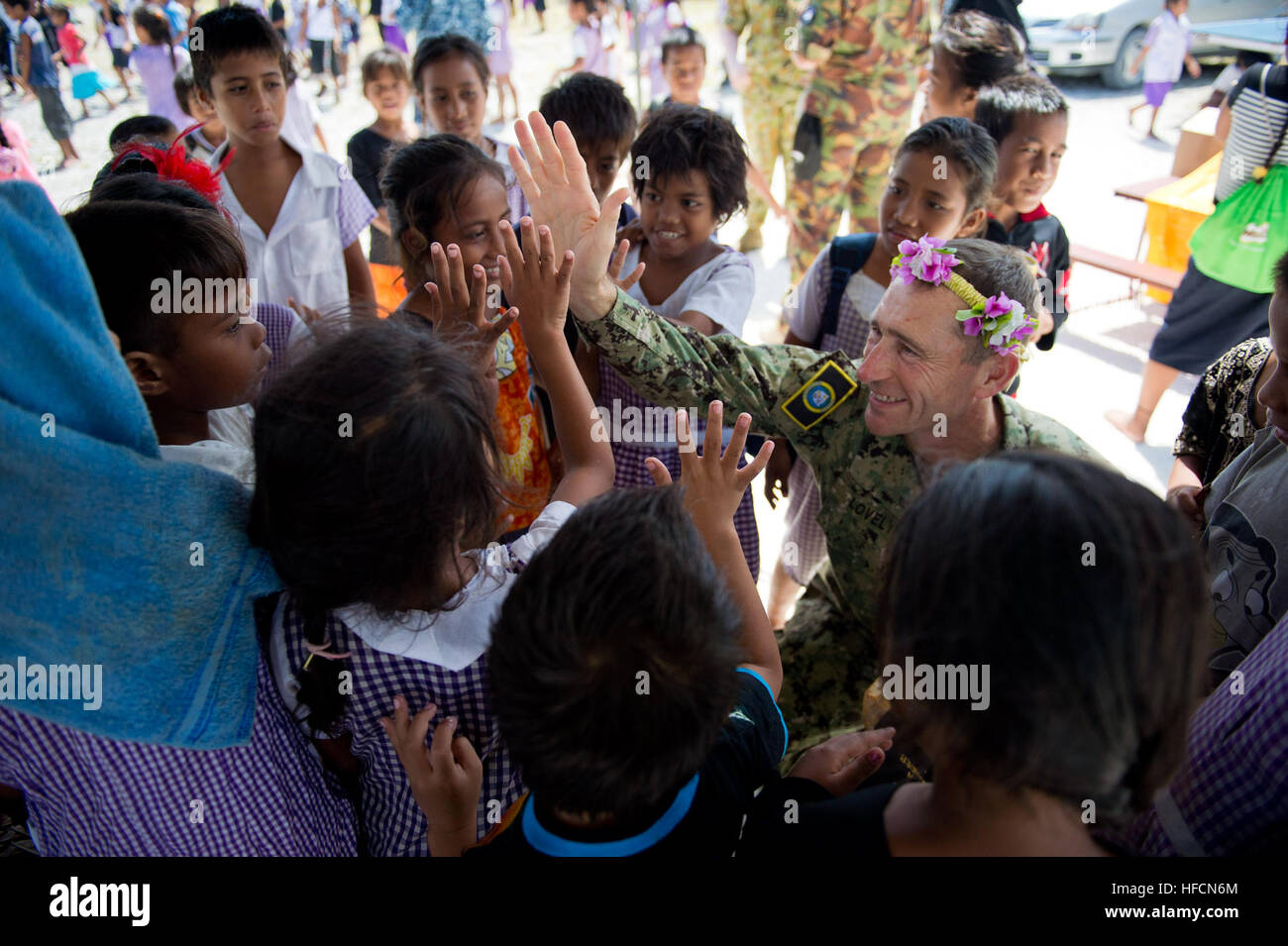 Captain Wallace Lovely, Pacific Partnership 2013 Mission Kommandant, beide Daumen hoch-Kiribati Studenten aus Teemakiu Primary School an ein Community-Service-Event im Pazifischen Partnerschaft 2013. Auf Einladung der einzelnen Host Nation arbeiten, sind US Navy zusammengeschlossen, von nicht-Regierungs-Organisationen und regionalen Partnern, die gehören Australien, Kanada, Kolumbien, Frankreich, Japan, Malaysia, Singapur, Südkorea und Neuseeland zur Verbesserung der Sicherheit im Seeverkehr, führen humanitären Hilfe und Katastrophenschutz Bereitschaft zu stärken. (Foto: U.S. Navy Mass Communication Specialist 2. Klasse Carlo Stockfoto