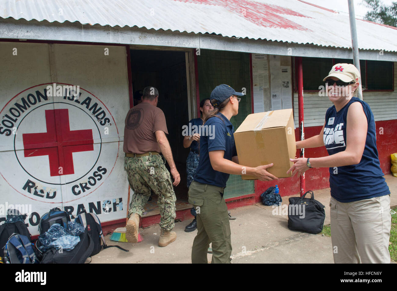 130803-N-SP369-259 GIZO, Salomon-Inseln (3. August 2013) Pacific Partnership 2013 Personal helfen Boxen gespendete medizinische Versorgung zum Gizo Zweig des Roten Kreuzes in Salomon-Inseln im Pazifischen Partnerschaft 2013 liefern. Arbeiten auf Einladung der einzelnen Host Nation, US Navy, von nicht-Regierungs-Organisationen (NGOs zusammengeschlossen sind) und regionalen Partnern, die Australien, Kanada, Kolumbien, Frankreich, Japan, Malaysia, Singapur, Südkorea und Neuseeland zur Verbesserung der maritimen Sicherheit enthalten führen humanitären Hilfe und Katastrophenschutz Bereitschaft zu stärken. (U.S. Navy Photo von Masse Stockfoto