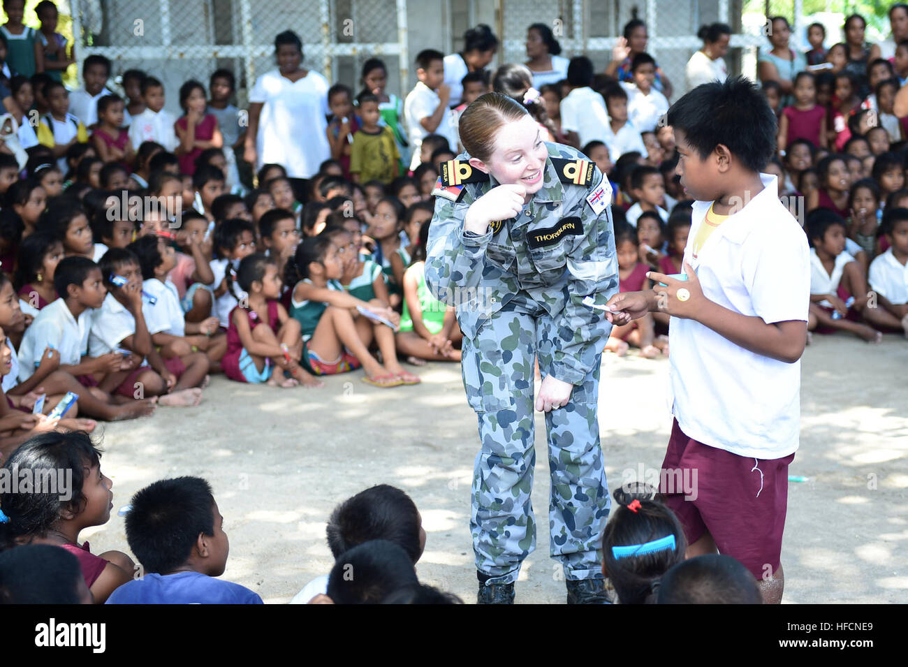 150608-N-HY254-021 TARAWA, Kiribati (8. Juni 2015) Royal Australian Navy Lt. Emma Thornburn lehrt Kinder über die Bedeutung der richtigen Mundhygiene und mit einer gesunden Ernährung in der Dai Nippon-Grundschule in Betio, Kiribati, während pazifische Partnerschaft 2015. Das Programm wurde von Host Nation und militärische dental Anbieter aus Australien, Neuseeland und den USA angeboten und ist einer der vielen beruflichen Kenntnisse, die während der diesjährigen Pacific Partnership Mission stattfinden. Jetzt in seiner 10. Iteration ist Pacific Partnership die größte jährliche multilaterale humanitäre assistan Stockfoto