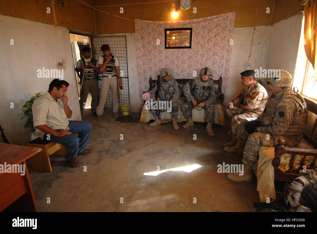 US-Soldaten an die 2. Brigade, 1st Infantry Division, zusammen mit irakischen Soldaten mit der 6. irakischen Armee angeschlossen Treffen mit der Söhne des Irak an ihrem Hauptsitz in der Provinz Nassir Wa Salam in Abu Ghraib, Irak, am 16. Mai. Patrouille in Abu Ghraib 174020 Stockfoto