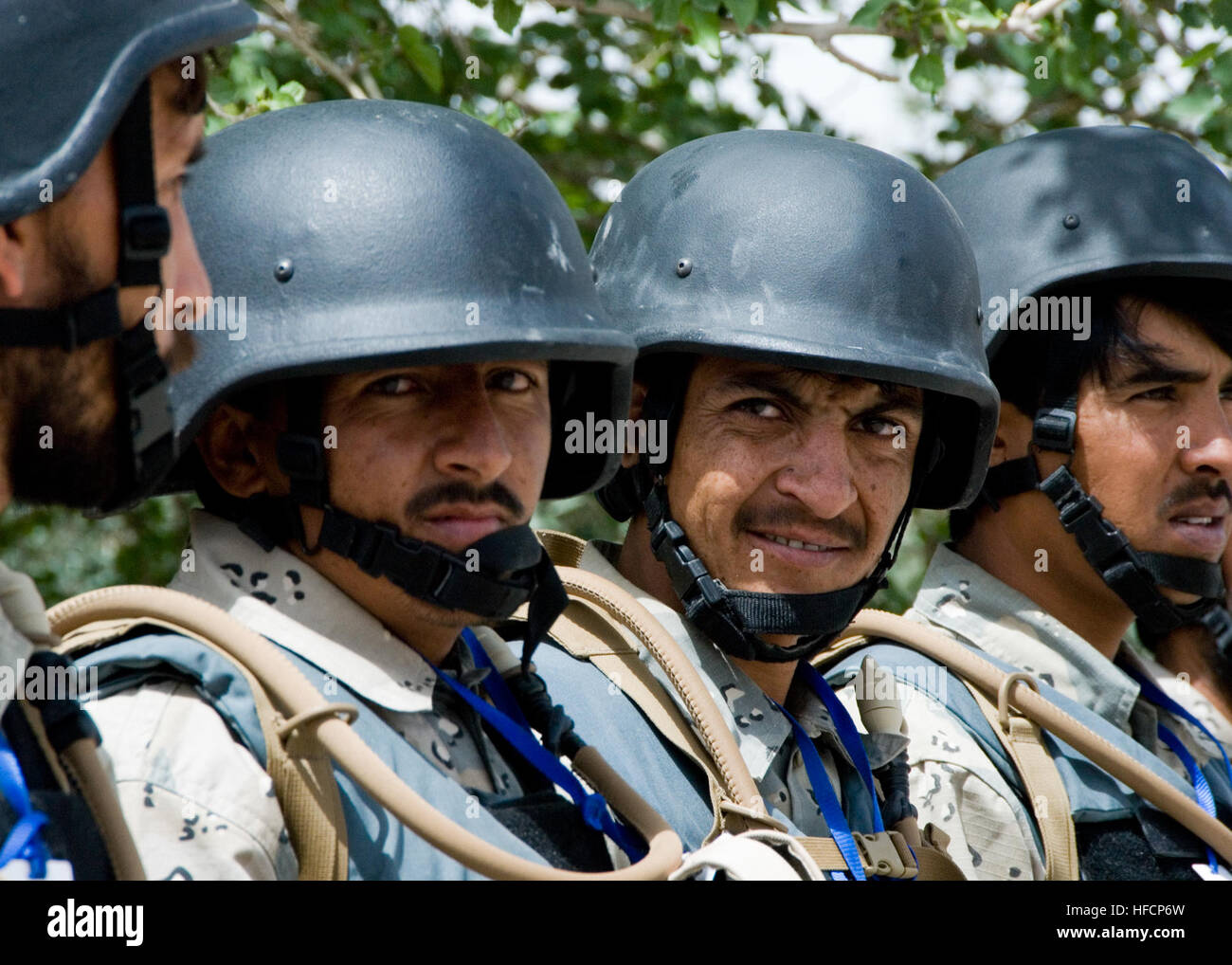 SPIN BULDAK, Afghanistan - afghanischen Grenze Polizei (ABP) Offiziere erhalten ihre Zertifikate der Fertigstellung für die konzentrierte sich Grenze Entwicklung Ausbildung während einer Zeremonie außerhalb der ABP Grenze bei Spin Buldak am 2. April 2009. Zweihundert neue Grenzpolizisten absolvierte das sieben-Wochen-Trainingsprogramm. Dies ist die erste Gruppe aus der 3. Zone, um das Training erhalten, das Grundlagen im Eintrag-Kontrollpunkte, Straßensperren und anderen Bereichen wie Fahrzeugwartung gelehrt und Infanterie patrouillieren. ISAF-Foto von der US Navy Petty Officer 2. Klasse Aramis X. Ramirez (frei) Stockfoto