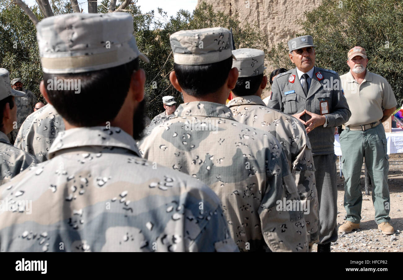 110215-N-6935K-004 Provinz Kandahar, Afghanistan (17. Februar 2011) - General Zarefi richtet sich an afghanische Grenzpolizei Studierende während eine Abstufung vom Unteroffizier (NCO) Course in Spin Boldak, in der Provinz Kandahar, Afghanistan. Der NCO Kurs Fokus auf Führung, Disziplin, Drogenbekämpfung, Zähler Aufstand und Kleinwaffen Taktiken und nach dem Abschluss der Schüler wurden in den Rang eines junior Sergeant gefördert.  (Foto: US Navy Petty Officer 2.Klasse David Kolmel) ABP Absolvent NCO Kurs 368481 Stockfoto