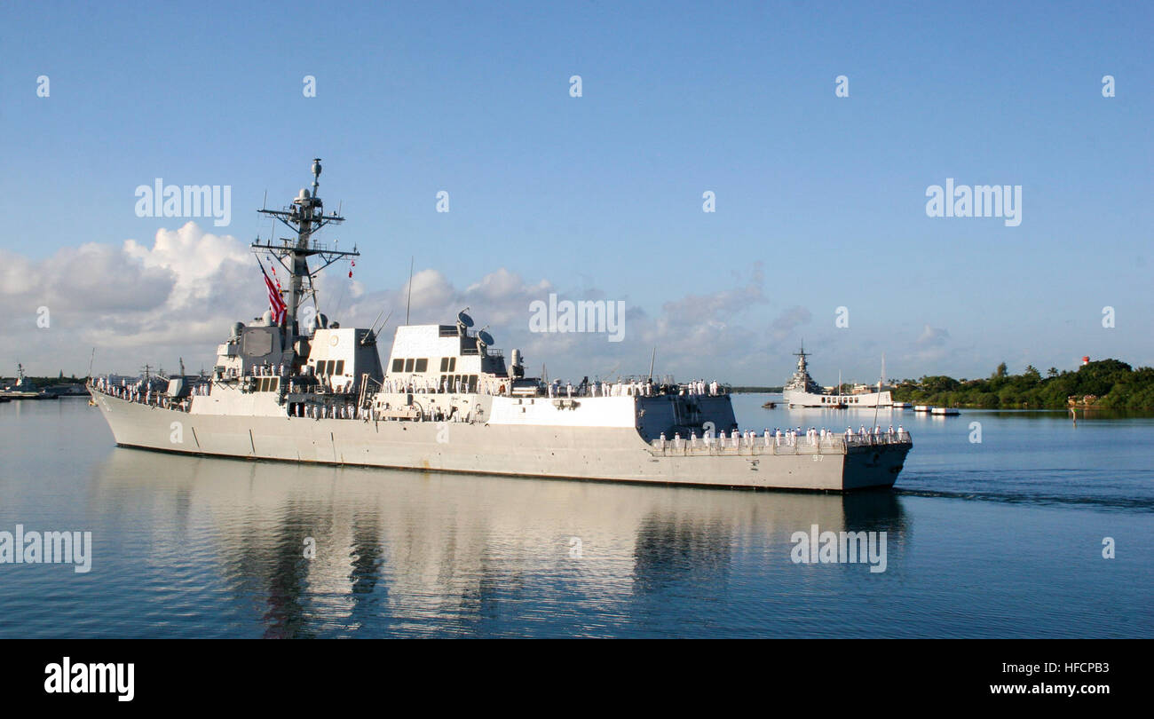 US-Seeleute an Bord der Lenkwaffenzerstörer USS Halsey (DDG-97) führen einen Pass bei Überprüfung durch die USS Arizona Memorial während einer Gedenkfeier zum 72. Jahrestag des Angriffs auf Pearl Harbor 7. Dezember 2013, die Pearl Harbor Besucherzentrum am gemeinsamen Basis Pearl Harbor-Hickam, Hawaii. Am Morgen des 7. Dezember 1941, inszenierte japanische Bomber einen Überraschungsangriff auf die US-Streitkräfte in Hawaii. Am Tag nach dem Angriff, vor einer gemeinsamen Sitzung des Kongresses, Präsident Franklin D. Roosevelt baten um eine Erklärung des Krieges gegen Japan und den USA offiziell trat während des zweiten Weltkriegs. (US Navy Foto b Stockfoto