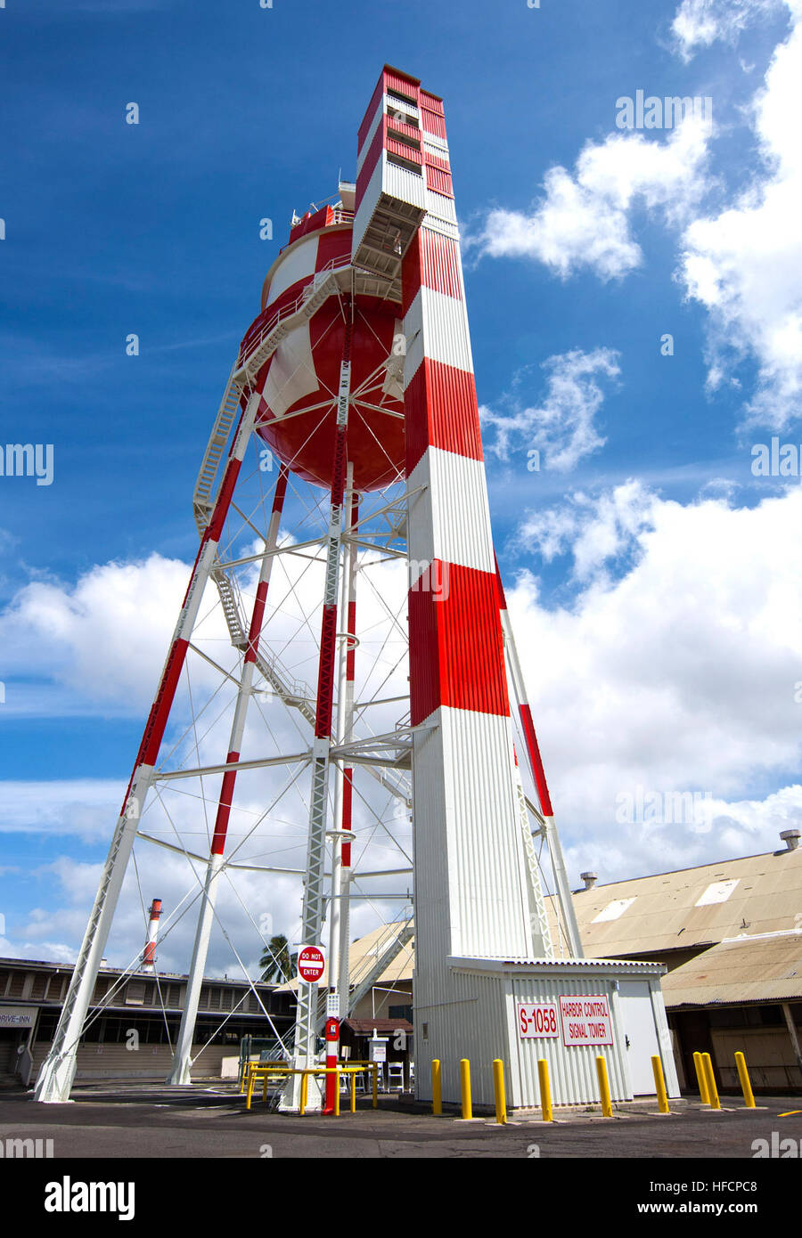 140425-N-WF272-134 PEARL HARBOR (25. April 2014) neu renovierte und wiedereröffnete Hafen Kontrollturm auf gemeinsamer Basis Pearl Harbor-Hickam. Ursprünglich erbaut im Jahre 1925, überwacht die fast 200-Fuss-Turm Schiffsverkehr in Pearl Harbor. (Foto: U.S. Navy Mass Communication Specialist 3. Klasse Diana N. Quinlan/freigegeben) Pearl Harbor Kontrollturm im April 2014 Stockfoto