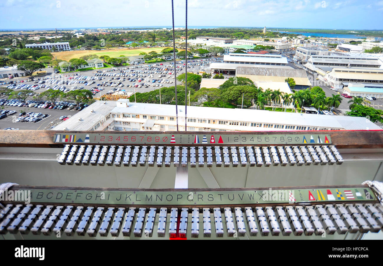 140425-N-WF272-106 PEARL HARBOR (25. April 2014) die Aussicht von der Spitze der neu renovierte und wiedereröffnete Hafen Kontrollturm, einschließlich eine Display-Halterung für Signalflaggen und gemeinsame Basis Pearl Harbor-Hickam. Ursprünglich erbaut im Jahre 1925, überwacht die fast 200-Fuss-Turm Bootsverkehr in Pearl Harbor. (Foto: U.S. Navy Mass Communication Specialist 3. Klasse Diana N. Quinlan/freigegeben) Pearl Harbor Kontrollturm auf dem Dach im April 2014 Stockfoto