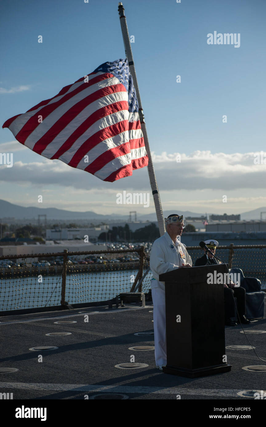 Pensionierte Kapitän Jack Evans, ein Überlebender des Angriffs auf Pearl Harbor, befasst sich die Crew der amphibischen Dock Landungsschiff USS Pearl Harbor (LSD-52) bei einer Gedenkfeier des Angriffs an Bord des Schiffes statt. Evans, der ein Seemann zweiter Klasse zugewiesen Schlachtschiff USS Tennessee (BB 43) zum Zeitpunkt des Angriffs war, war der Ehrengast der Veranstaltung. (Foto: U.S. Navy Mass Communication Specialist 2. Klasse Christopher Lindahl/freigegeben) Pearl Harbor Erinnerung 131206-N-KL846-173 Stockfoto