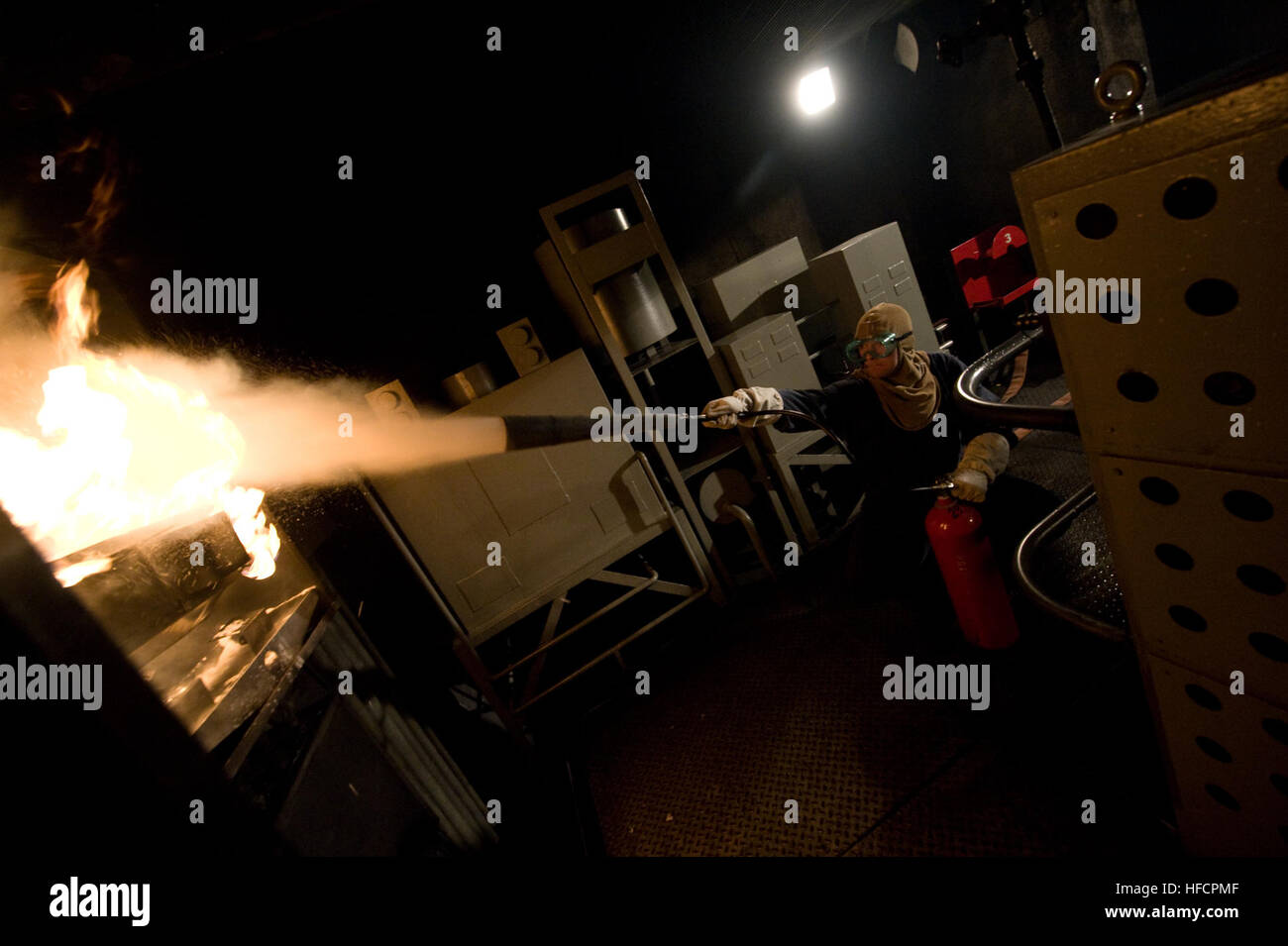 Ein Student erlischt ein elektrisches Feuer, die Verwendung von CO2 in der Schadensbegrenzung Hochrisiko-Trainer an der Basic einberufene u-Boot-Schule am Naval Submarine Base New London, Connecticut Aktion in Groton 293122 Stockfoto