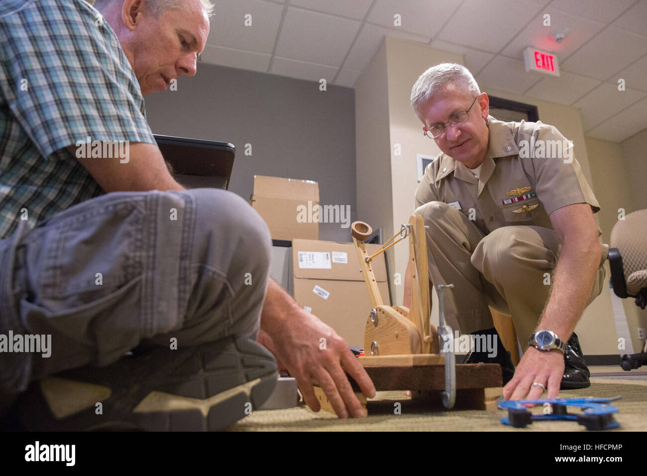 160923-N-RP435-004 (23. September 2016) SAN DIEGO--CMdR Brady Brown, Assistant Programmmanager für Meteorologie und Ozeanographie im Executive Office Programmbefehl, Kontrolle, Kommunikation, Computer und Intelligenz (PEO C4I), hilft bei der Einrichtung eines Statapult zu Testzwecken während einer Lean Six Sigma (LSS) Training Klasse.  Die PEO C4I kontinuierlichen Prozess Verbesserung (CPI) Team bietet LSS Training PEO Programm Office Personal und Regierung Mitarbeiter Matrixed in aus dem Raum und Naval Warfare Systems Command (SPAWAR) Kompetenzen wie SPAWAR Systems Center Pacific.  LSS vereint die wichtigsten pri Stockfoto