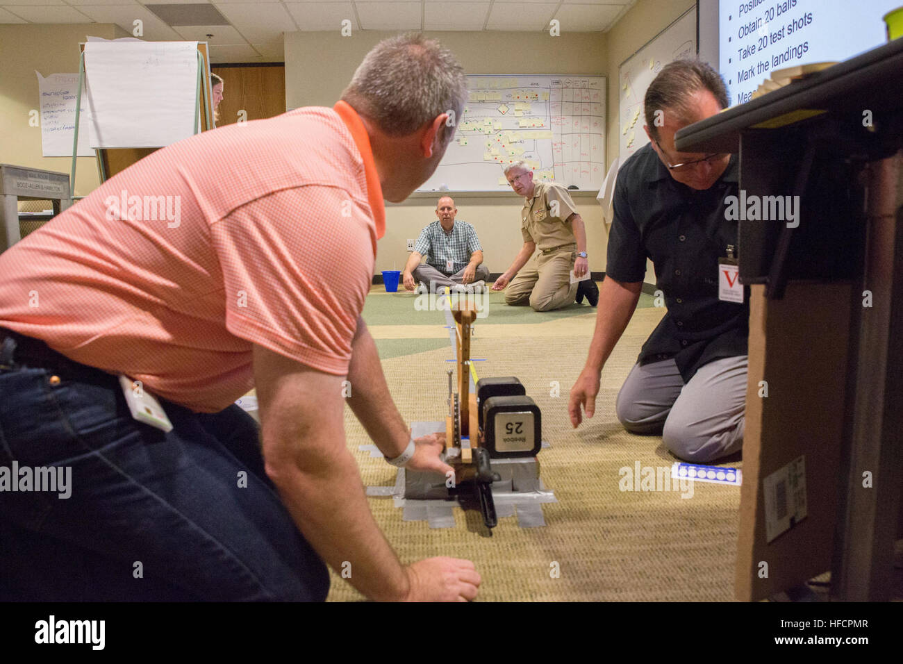 160923-N-RP435-021 (23. September 2016) SAN DIEGO--CMdR Brady Brown, Assistant Programmmanager für Meteorologie und Ozeanographie im Executive Office Programmbefehl, Kontrolle, Kommunikation, Computer und Intelligenz (PEO C4I), bereitet sich auf einen Ball ins Leben gerufen von einem Statapult Hits in einem ausgewiesenen Bereich für mock Produkt Lieferung Bohrer während einer Lean Six Sigma (LSS) Training Klasse Marke.  PEO C4I kontinuierlichen Prozess Verbesserung (CPI) Team schult LSS, PEO Programm Office Personal und Regierung Mitarbeiter Matrixed in aus dem Raum und Naval Warfare Systems Command (SPAWAR) comp Stockfoto