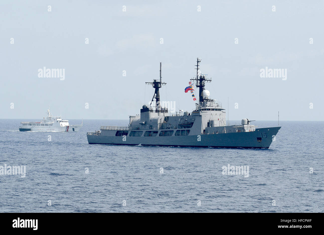130629-N-YU572-272 PHILIPPINE SEA (29. Juni 2013) - die philippinische Küstenwache Schiff Edsa (SARV 002) links, und der philippinischen Marine Fregatte Gregorio Del Pilar (PF 15) Dampf in Formation während flott Bereitschaft Zusammenarbeit und Ausbildung (CARAT) Philippinen 2013.  Mehr als 600 Matrosen und Marinesoldaten sind Karat Philippinen 2013 beteiligt.  US-Marine-Einheiten, die Teilnahme an CARAT Philippinen gehören die Fitzgerald mit eingeschifften Zerstörer Geschwader (DESRON) 7 Mitarbeiter, ein US-Marine Corps Landungkraft und das Tauchen zu retten und Schiffe USNS Safeguard (T-ARS 50) und USNS Salvor (T-ARS 52) mit emba Stockfoto
