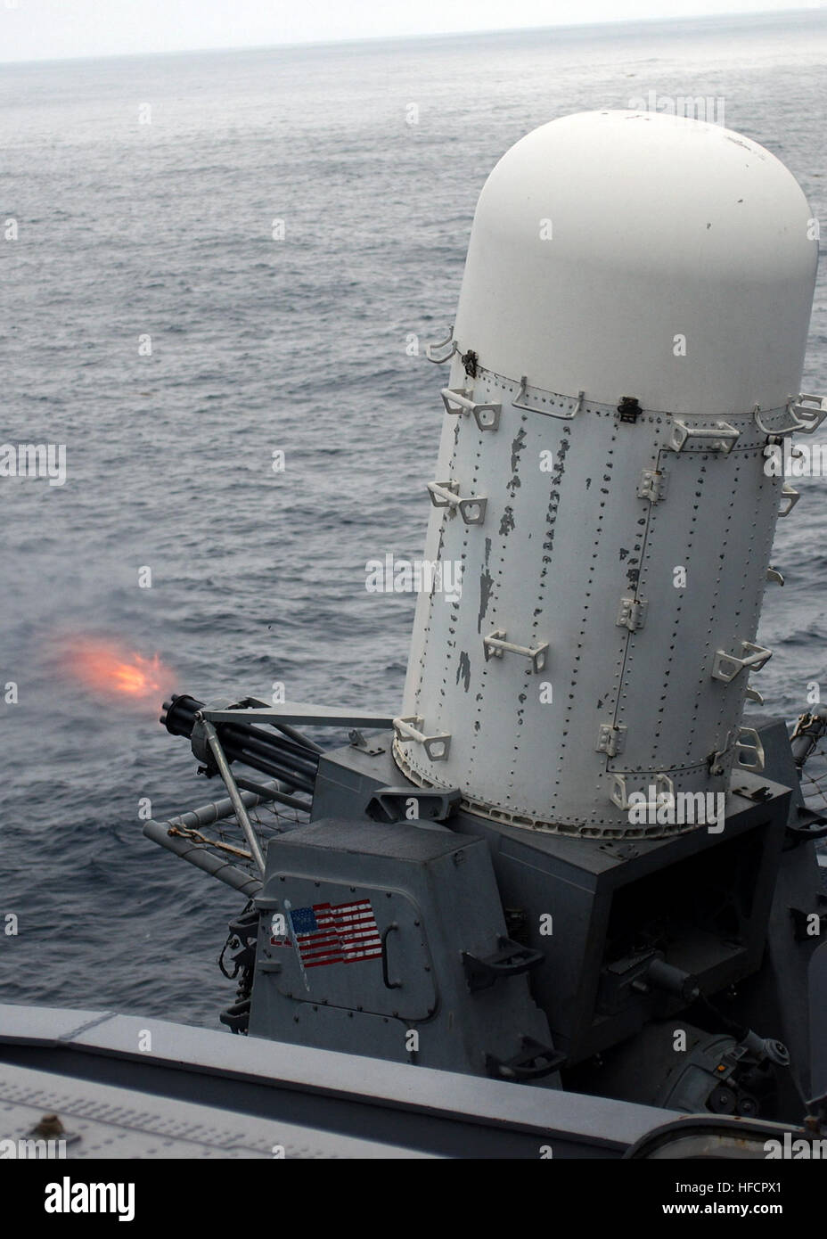 060605-N-6363M-004-Pazifik (5. Juni 2006) - führt die Nimitz-Klasse Flugzeugträger USS John C. Stennis (CVN-74) Kampfsysteme Abteilung eine Trainingsübung Close-in Weapons System (CIWS) scharfer Munition. Die CIWS ist eine schnelle Reaktion, Schnellfeuer 20-Millimeter-Pistole System Schiffe der US Navy mit einer Klemme Verteidigung gegen Anti-Schiff-Raketen und littoral Warfare Bedrohungen, die andere Flotte Verteidigung eingedrungen sind. Das System erkennt automatisch, verfolgt und greift Anti-Luft-Kriegsführung Bedrohungen wie Anti-Schiff-Raketen und Flugzeuge. Stennis führt derzeit Ausbildung oper Stockfoto