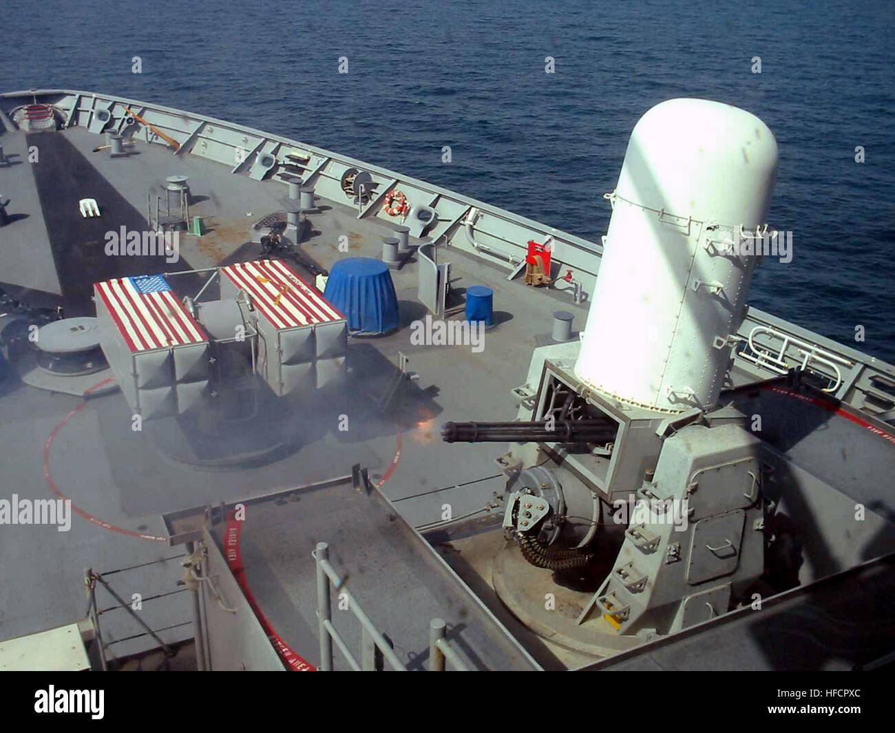 030213-N-0000K-001 auf hoher See an Bord USS Rainer (AOE 7) 13. Februar 2003--ist The Phalanx Close-in Waffe Systems (CIWS) eine Schnellfeuer, computergesteuerte, Radar-geführte Waffe-System entwickelt, um Anti-Schiff-Raketen und andere nah-in Luft und Oberfläche Bedrohungen zu besiegen. Das System nutzt eine pneumatisch angetriebene 20 mm Gatling-Kanone mit einer Feuerrate von 4500 Schuss pro Minute und geschlossen-Schleife-spotting Radartechnik, Bedrohungen zu engagieren. Die CIWS feuert mehr als 3.000 Schuss pro Minute, während live-Feuer-Übungen. Diese Übungen sind so konzipiert, um sicherzustellen, dass die Waffen richtig Feuer.  Rainer führt Operationen ich Stockfoto
