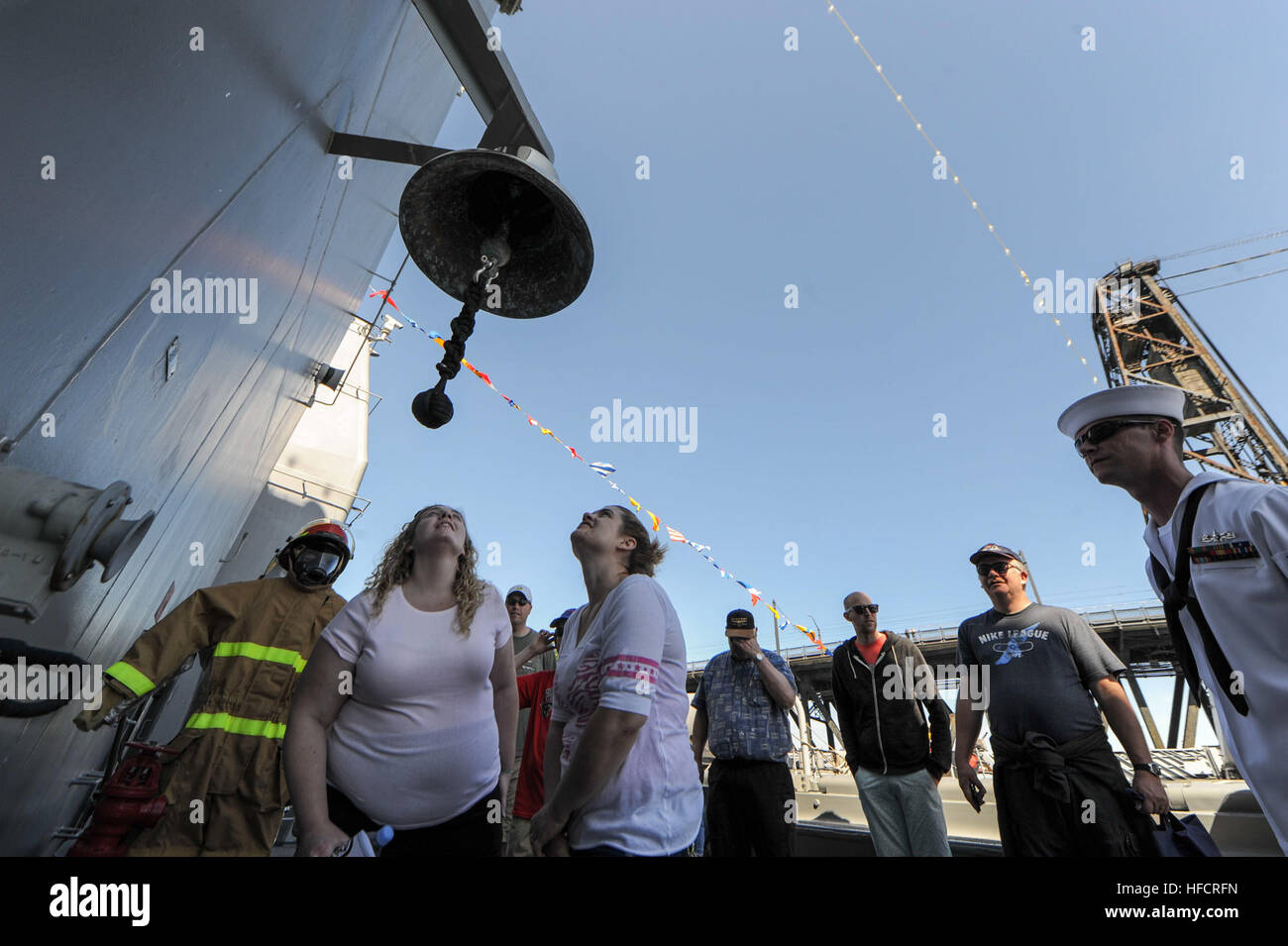 150606-N-OO032-019 PORTLAND, Oregon/USA (5. Juni 2015) Gäste nehmt euch einen Moment, Gravur auf USS Chosin (CG-65) inspizieren Schiffsglocke auf einer Tour von der Ticonderoga-Klasse geführt-Raketenkreuzer während 106. jährliche Rose Festival und Portland Fleet Week. Marine Tradition schreibt vor, dass wenn ein Kind auf einem Navy Schiff getauft worden ist, ihren Namen in die Schiffsglocke eingraviert ist. Das Festival und Portland Fleet Week sind ein Fest der Meer-Dienste mit Matrosen, Marines und Küste Gardisten aus den USA und Kanada machen die Stadt zu einer Anlaufstelle. (U.S. Navy Photo by Massenkommunikation Spezialist 2. Stockfoto