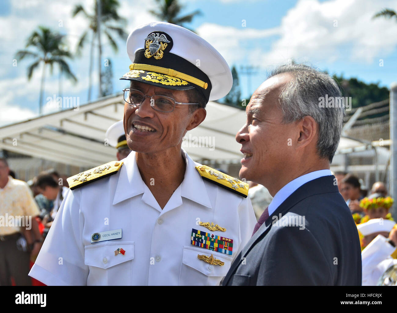 130906-N-RI884-170 PEARL HARBOR (6. September 2013) ADM Cecil D. Haney, links, Kommandeur der US-Pazifikflotte, trifft sich mit Cui Tiankai, chinesischer Botschafter in den USA, sowie besuchen Segler des chinesischen Volkes Liberation Army-Navy bei ihrer Ankunft auf gemeinsamer Basis Pearl Harbor-Hickam. Dieser Port-Besuch ist Bestandteil der US-Marine laufenden Bemühungen zur Maximierung der Möglichkeiten für die Entwicklung von Beziehungen mit ausländischen Marinen als ein Werkzeug, um Vertrauen aufzubauen, Förderung der multilateralen Zusammenarbeit, Transparenz und Rechenfehler in den Pazifik zu vermeiden. (U.S. Navy Photo von Masse Kommunikation besondere Stockfoto