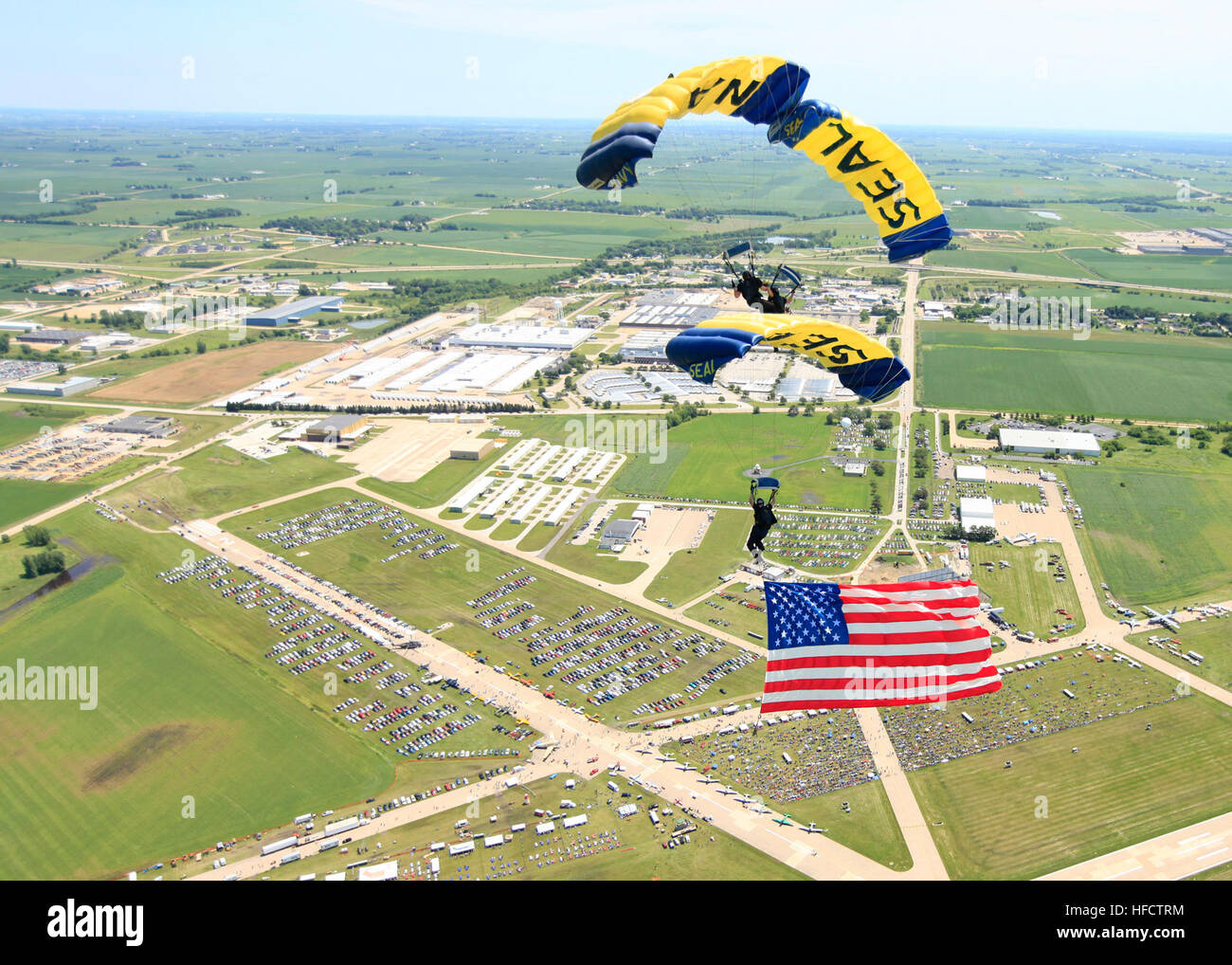 Mitglieder der US Navy Fallschirm Demo Team, die Frösche springen ausführen ein ' t ' Bildung über Davenport Municipal Airport während der Eröffnungsfeier der Quad City Air Show. Fast 100.000 Airshow-Enthusiasten besuchen die zweitägige Veranstaltung, die auch Leistungen der F/A - 18 C Hornet Marine und Luftwaffe f-15 Strike Eagle Demo-Teams kennzeichnete. Die Frösche springen haben ihren Sitz in San Diego und Fallschirm Demonstrationen im Land Unterstützung Naval Special Warfare und Navy Recruiting Command führen. (US Navy Foto von James Woods) Quad City Airshow 294630 Stockfoto