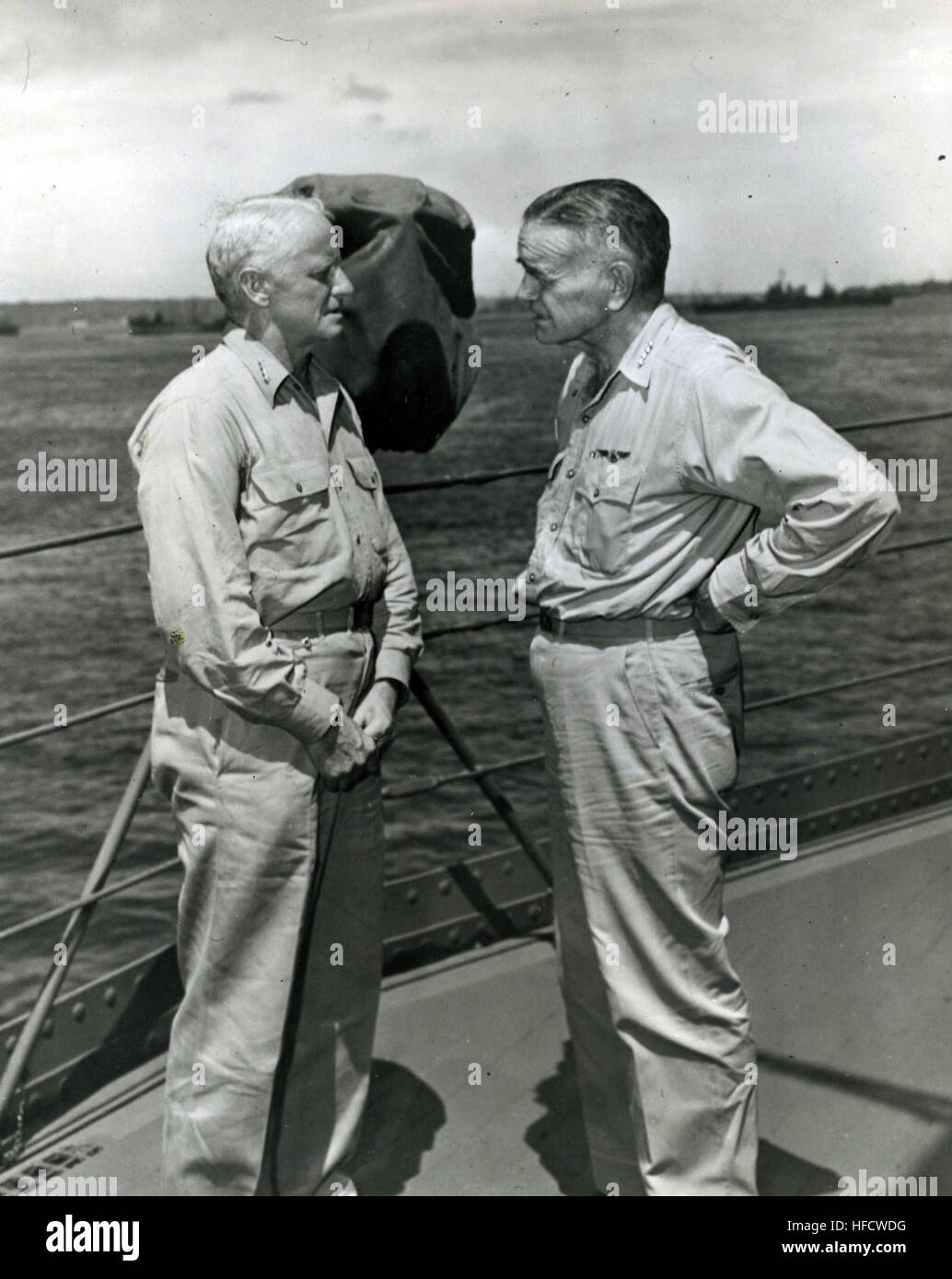 140219-N-ZZ999-101 Foto #: 80-G-34822 Admiral Chester W. Nimitz, USN, Commander In Chief Pacific und Pazifischer Ozean-Bereiche (links), und Admiral William F. Halsey, USN, Commander, South Pacific Area und South Pacific Force verleihen an Bord USS Curtiss (AV-4) auf "Button" Marinestützpunkt, Espiritu Santo, neue Hebriden, 20. Januar 1943. Offizielle US-Marine Foto Admiral Chester W. Nimitz und Admiral William F. Halsey 430120-N-ZZ999-101 Stockfoto