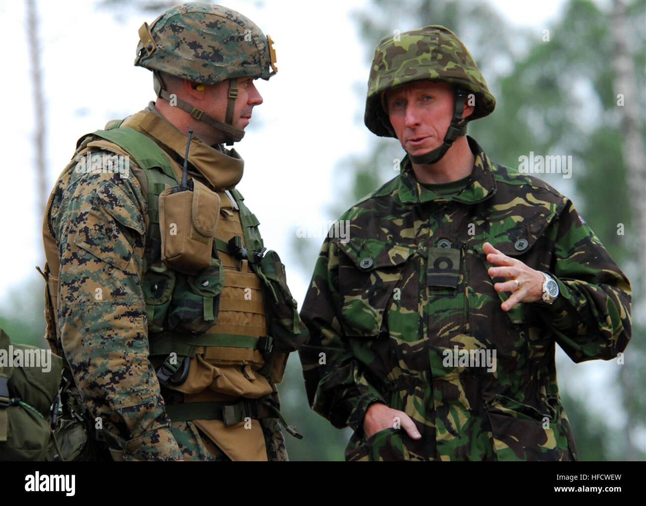 Rear Admiral Ian Corder, stellvertretender Kommandant, Joint Task Force BALTOPS trifft sich mit US Marine Corps Oberstleutnant Joseph Cabell Stockfoto