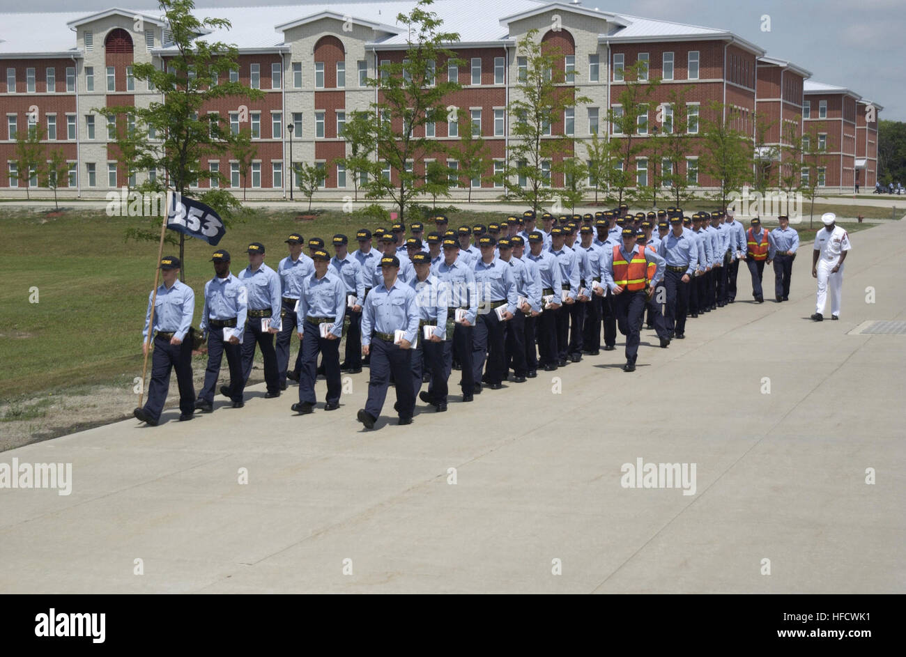 Rekruten der Division 253 auf der Naval Station Great Lakes marschieren von der USS Chicago während der Special Warfare Operations Rekruten Ausbildung, einschließlich Special Warfare Operator, Special Warfare Boat Operator, Navy Diver und explosive Ordnance Disposure Training, Teil einer SPECWARCOM Initiative, um das Personal der SIEGEL-, Littoral- und Flussbootschwader zu erweitern. Stockfoto