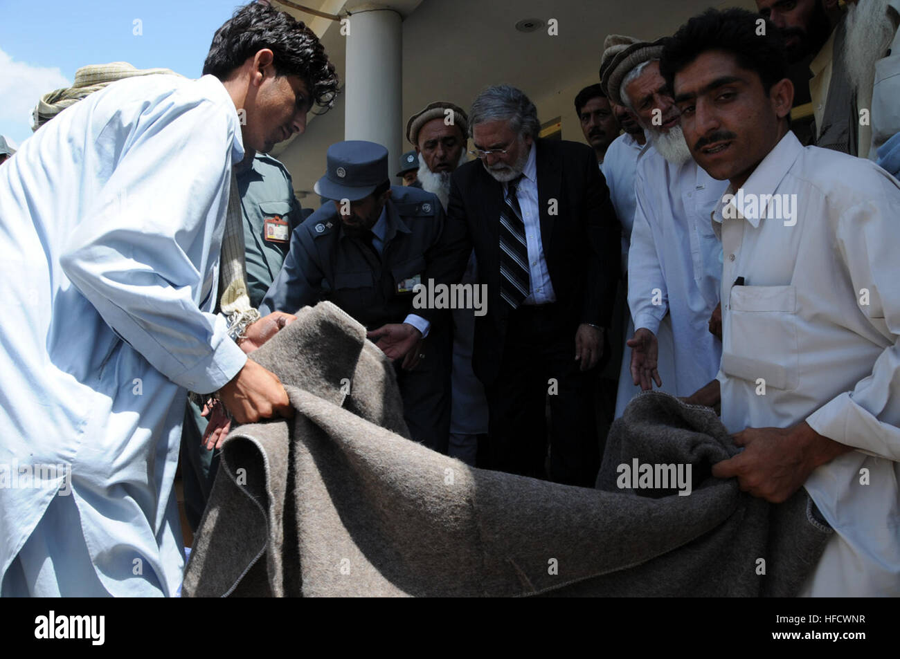 Gov Sayed Wahidi, Konars Landeshauptmann, vertreibt humanitären Hilfe für Flüchtlinge aus der Bajawar Agentur, Pakistan, in der Shigal Bezirk Mitte, Konar Provinz, Afghanistan. Laut Statistiken der Vereinten Nationen, an seiner höchsten Stelle seit der sowjetischen Invasion 1979 übertraf die Zahl der afghanischen Flüchtlinge, die die Grenze nach Pakistan 3 Millionen. Flüchtlingen finden Zuflucht in Konar Provinz 109317 Stockfoto