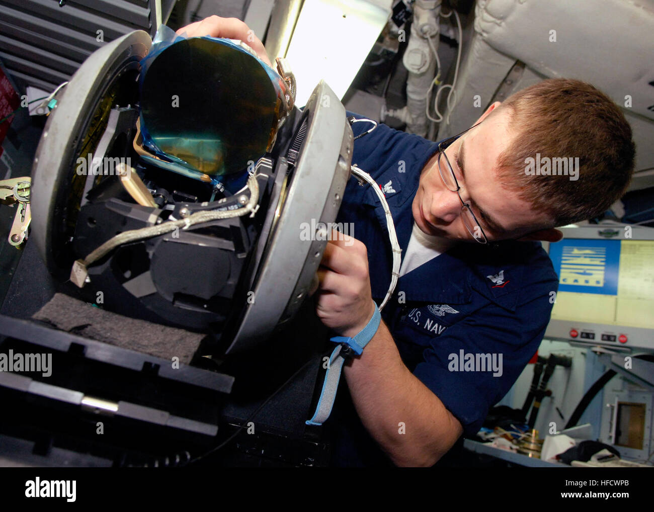 Petty Officer 3rd Class Owen Snell, Luftfahrt Elektroniker /-in, baut eine fortschrittliche Targeting freut sich Infrarot-Pod (bei FLIR), fortgeschrittene Mittelstufe Wartung des Unternehmensbereichs Shop 4 an Bord der nuklear angetriebene Flugzeugträger USS Enterprise (CVN-65) Okt. 5. Enterprise und eingeschifften Carrier Air Wing (CVW) 1 sind im Gange auf einen geplanten sechsmonatigen Einsatz. Regelmäßig stattfindende sechsmonatigen Einsatz 62419 Stockfoto