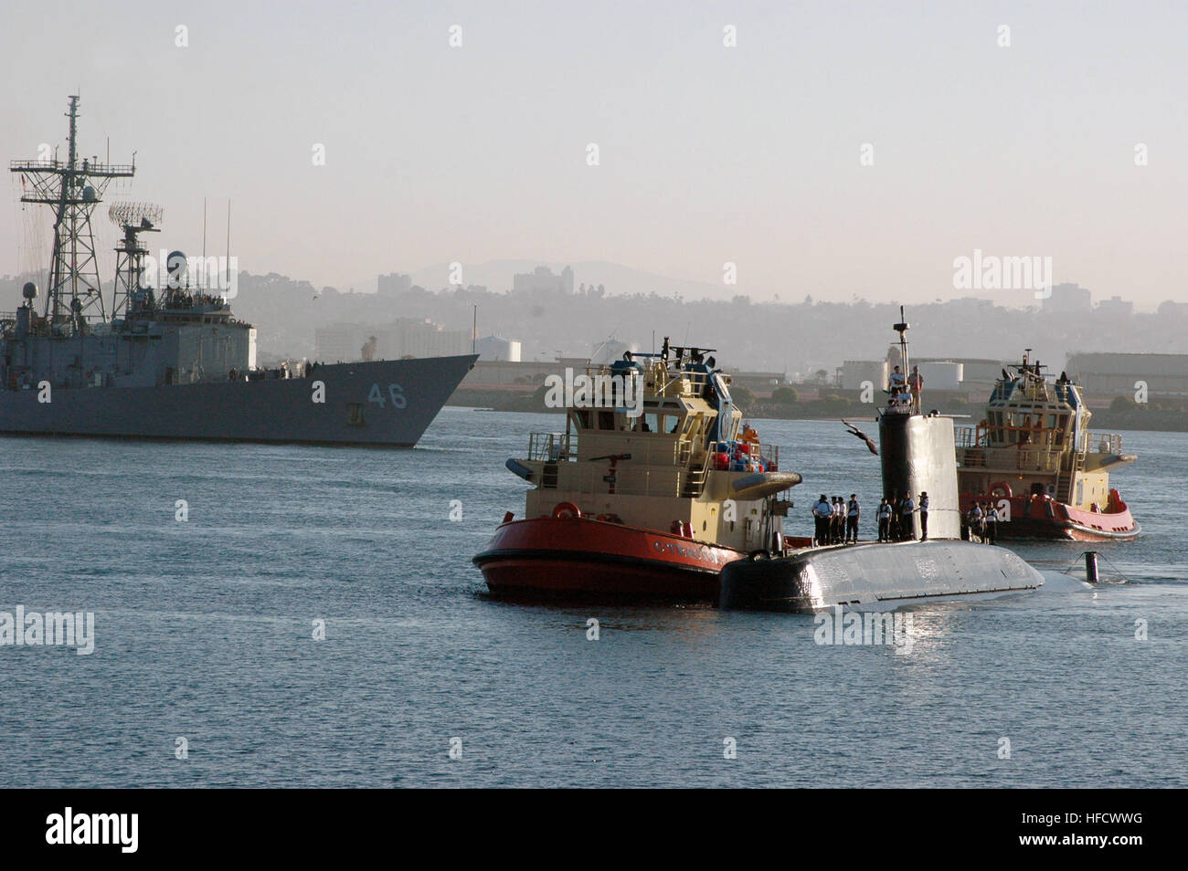 070910-N-0946B-001 SAN DIEGO (10. September 2007) ÐSailors an Bord der chilenischen u-Boot-CS Simpson (SS-21) zieht in Port geführte Raketen Fregatte USS Rentz (FFG 46) vorbei. Simpson werden am Naval Base Point Loma für drei Monate als Teil der Diesel elektrische u-Boot-Initiative (DESI) mit der US-Marine. DESI ist eine Partnerschaft, die den USA und anderen alliierten Seestreitkräfte, zusammen zu arbeiten, zu trainieren und Testmöglichkeiten Unterwasser Kriegsführung durch Engagement Taktiken, Waffe Systemtests und Begegnung Operationen ermöglicht. Foto: U.S. Navy Mass Communication Specialist () 1. Klasse Kristina Brockman Stockfoto