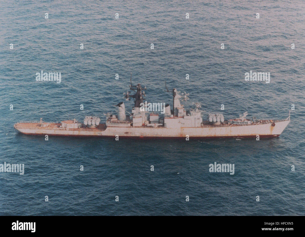 Aerial Steuerbordseite Blick auf der ehemaligen russischen Marine Pazifik Flotte Kynda Klasse Lenkflugkörper Kreuzer Admiral Fokin als gesehen Under Schlepptau unterwegs Knirps eine Verschrottung Anlage. AdmiralFokin1995c Stockfoto