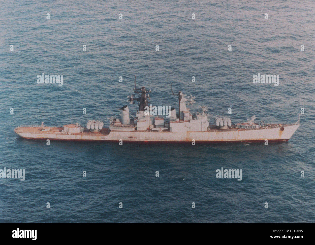 Aerial Steuerbordseite Blick auf der ehemaligen russischen Marine Pazifik Flotte Kynda Klasse Lenkflugkörper Kreuzer Admiral Fokin als gesehen Under Schlepptau unterwegs Knirps eine Verschrottung Anlage. AdmiralFokin1995c Stockfoto Aerial Steuerbordseite Blick auf der ehemaligen russischen Marine Pazifik Flotte Kynda Klasse Lenkflugkörper Kreuzer Admiral Fokin als gesehen Under Schlepptau unterwegs Knirps eine Verschrottung Anlage. AdmiralFokin1995c Stockfoto