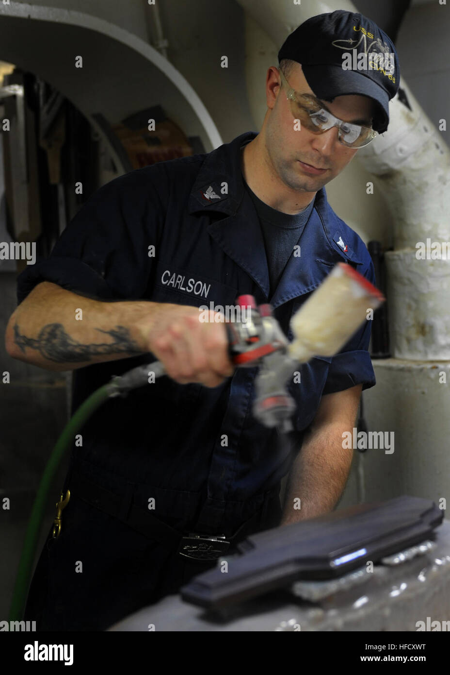 US Navy Rumpf Maintenance Technician 3. Klasse Brent Carlson shellacs eine hölzerne Skateboard mit einem Mantel von Wasser-Basis-Lack in die Holz-Shop an Bord der Flugzeugträger USS Nimitz, 22. Juni 2012, im Pazifischen Ozean. Nimitz war im Gange, Durchführung von Träger Qualifikationen in Vorbereitung auf den Rand des Pazifik (RIMPAC) 2012. RIMPAC ist ein US Pacific Command gehosteten Biennale multinationale maritime Übung entwickelt, zu fördern und internationale Zusammenarbeit im Bereich der Sicherheit auf der ganzen Welt aufrechtzuerhalten? s Ozeane. (Foto: U.S. Navy Masse Kommunikation Spezialist Seemann Jess Lewis) Rand des Pazifik 2012 120622- Stockfoto