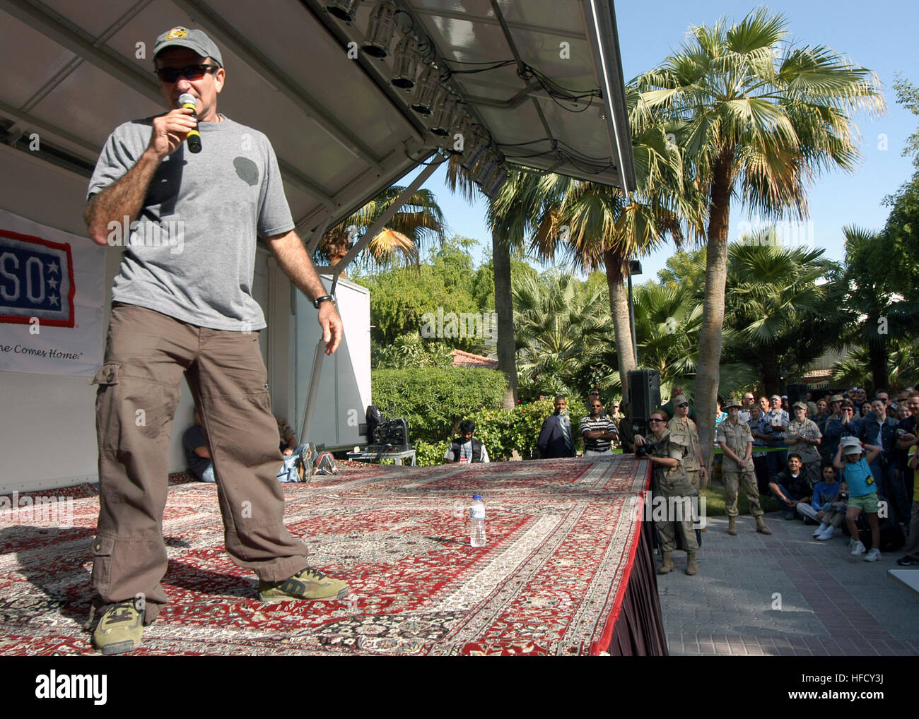 031219-N-3879H-003 Manama, Bahrain (19. Dezember 2003)--führt Schauspieler und Komiker Robin Williams für das Publikum in einen All-Hands an Bord Naval Support Aktivität Bahrain sammeln.  Williams war in Bahrain mit General Richard B. Myers, Vorsitzender Joint Chief Of Staff, wer eine Show United Service Organisation (USO) hosting wurde die World Wrestling Entertainment (WWE) Wrestler Kurt Angle und NASCAR-Fahrer Mike Wallace ebenfalls.  Foto: U.S. Navy Journalist 1. Klasse Dennis J. Herring.  (FREIGEGEBEN) Robin Williams-Bahrain Stockfoto