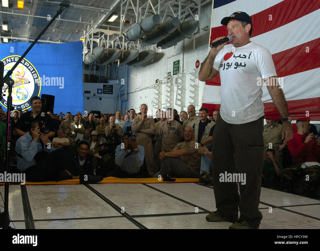 031219-N-9742R-001 arabischen Golf (19. Dezember 2003)--Schauspieler und Komiker Robin Williams unterhält die Crew der USS Enterprise (CVN-65) während eines Urlaubs spezielle gehostet von United Service Organisation (USO). Die Show fand in der Hangarbucht ShipÕs und kennzeichnete den Besuch Vorsitzender der Joint Chiefs Of Staff, General Richard Myers, NASCAR-Fahrer Mike Wallace und World Wrestling Entertainment (WWE) Promi Kurt Angle.  Unternehmen führt derzeit laufenden Missionen in den Persischen Golf zur Unterstützung der Operation Iraqi Freedom und der anhaltende Krieg gegen den Terrorismus.  Foto: US Navy e Stockfoto