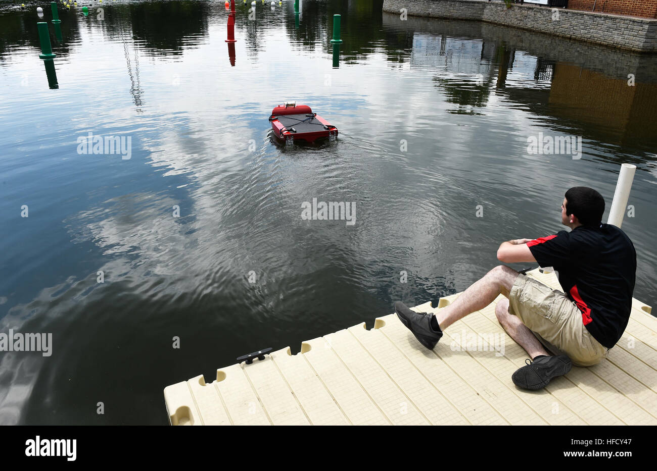 150710-N-PO203-304 VIRGINIA BEACH, Virginia (10. Juli 2015) statt ein autonomen Oberfläche Fahrzeug (AUV) an der Temple University in Philadelphia, Blätter die Anklagebank während einer Praxis für 2015 internationalen RoboBoat-Wettbewerb laufen in Virginia Beach, VA. Während der Veranstaltung, gesponsert von der AUVSI Stiftung und Office of Naval Research teams Schüler Rennen ASVs ihrer eigenen Design durch eine aquatische Hindernis-Parcours. (US Navy Foto von John F. Williams/freigegeben) RoboBoat 150710-N-PO203-304 Stockfoto