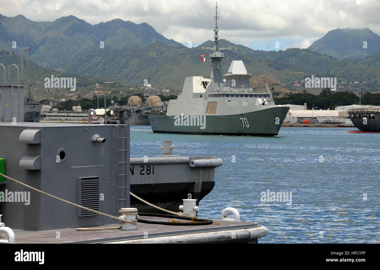 080708-N-1722M-224 PEARL HARBOR, Hawaii (8. Juli 2008) The Singapore Navy geführte Raketen Fregatte RSS standhaft (FFG 70) verlässt Pearl Harbor zur Teilnahme an Rand des Pazifik (RIMPAC) 2008. RIMPAC ist das weltweit größte multinationale Übung und wird alle zwei Jahre von der US-Pazifikflotte geplant. Teilnehmer sind die Vereinigten Staaten, Australien, Kanada, Chile, Japan, den Niederlanden, Peru, Republik Korea, Singapur und dem Vereinigten Königreich. Foto: U.S. Navy Mass Communication Specialist 1. Klasse Michael Moriatis (freigegeben) RSS standhaft Pearl Harbor Stockfoto