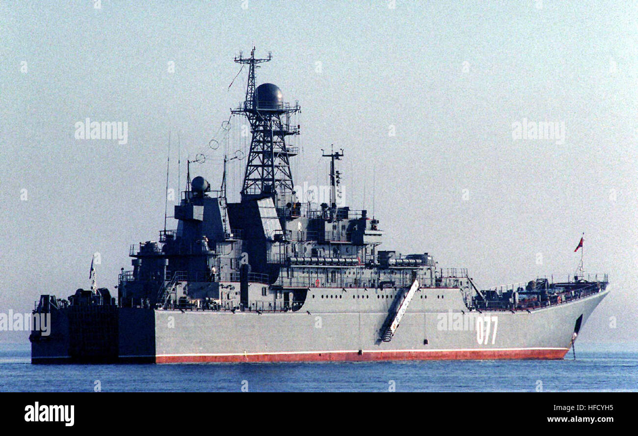 Ein Landungsboot russische Ropucha-II-Klasse (Typ B 23) schwebt Tank vor Anker vor der Küste von Wladiwostok, Russland, während der Übung Zusammenarbeit von THE SEA 96.  Die Übung ist ein Joint Venture zwischen amerikanischen und russischen Seestreitkräfte, die Operationen der Katastrophenhilfe zur Verbesserung und zum weiteren Verständnis zwischen den zwei Nationen. Landungsboote russischer Ropucha-II-Klasse Stockfoto