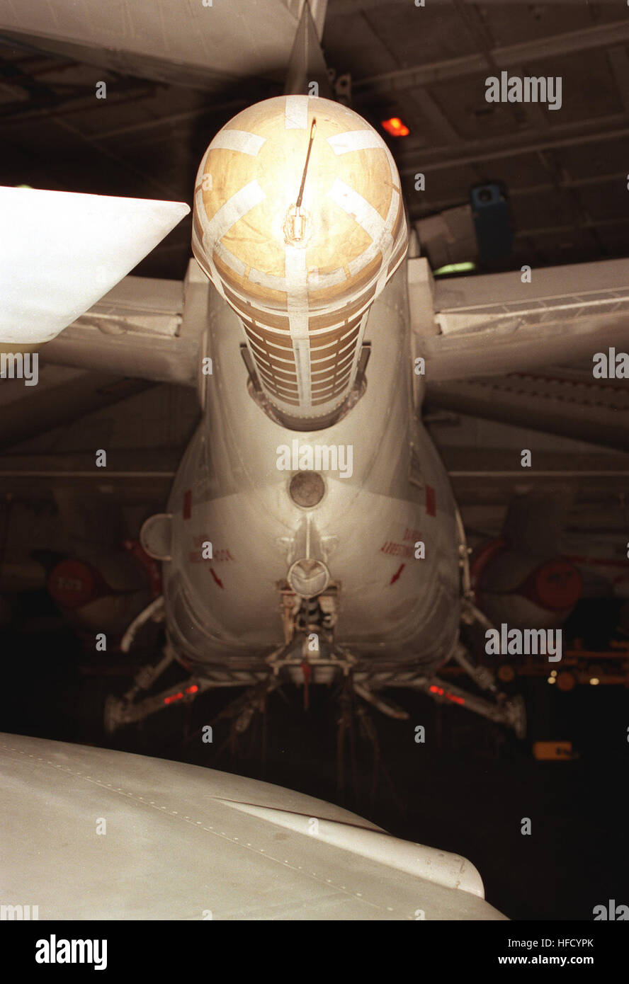 Eine Rückansicht des ASQ-81 Magnetic Anomaly Detection (MAD)-Booms im S-3A Viking Flugzeug im Hangar Bucht der nuklear angetriebene Flugzeugträger USS DWIGHT D. EISENHOWER (CVN-69). S-3A MAD boom auf USS Eisenhower (CVN-69) 1983 Stockfoto