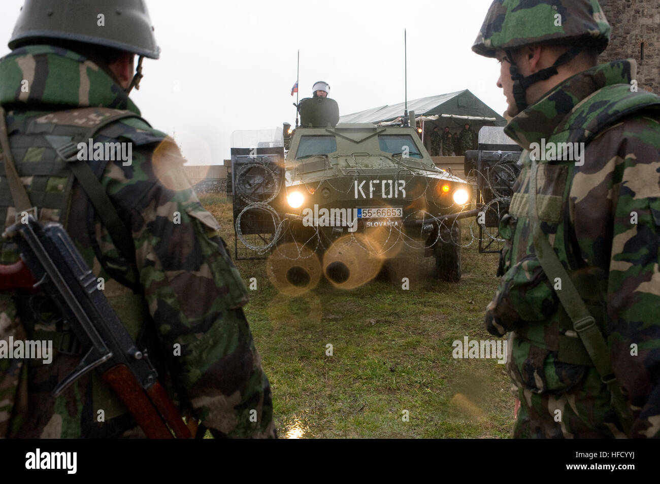 NATO-Alliierten Truppen im Kosovo führen eine Menschenmenge und Aufruhr Kontrolle Übung um zu zeigen, Interoperabilität der Alliierten Truppen der NATO Kosovo-Streitkräfte und der örtlichen Polizei, um Eigentum zu schützen. Die Übung wurde von der Supreme Allied Commander Europe, Admiral James G. Stavridis, während eines Staatsbesuches in "Filmstadt" in Pristina, Kosovo KFOR beobachtet. (NATO-Foto von MC2 Stefanie Antosh, Form-PAO) SACEUR besucht Hauptquartier der NATO Kosovo Forces 487012 Stockfoto