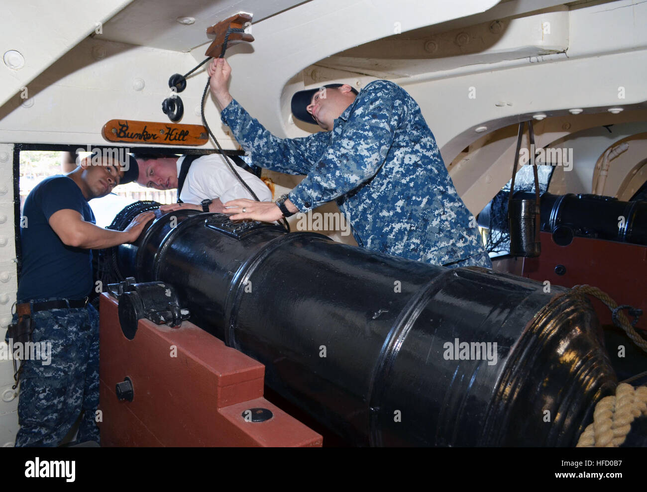 Welche Funktion Hat Der Bootsmann Auf Einem Schiff Der Bootsmann Mate 2. Klasse William Sanchez, links, Marine Aircrewman