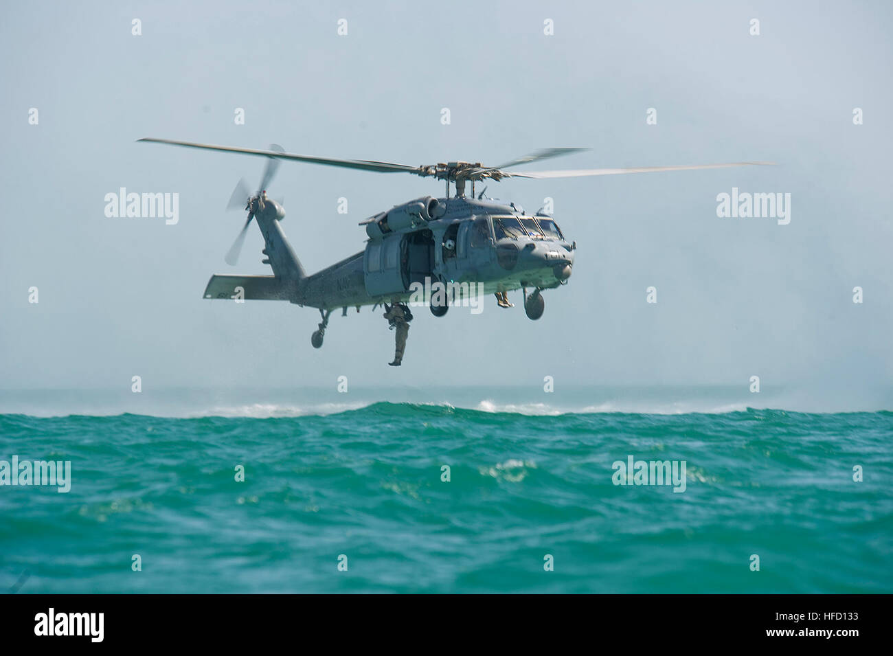 US-Segler bereiten aus einer SH-60 Seahawk Hubschrauber während Besetzung und Regenerationstraining im Persischen Golf 4. Juni 2012 ins Wasser tauchen. Die Segler sind Explosive Ordnance Entsorgung Mobile Unit 2, Commander Task Group 56,1 zugeordnet; und die SH-60 zu Hubschrauber Meer bekämpfen Squadron (HSC) 26, Commander Task Force 53 zugeordnet ist. (Foto: U.S. Navy Mass Communication Specialist 1. Klasse Lynn Friant/freigegeben) Segler vorbereiten aus SH-60 Seahawk 120604-N-YX920-434 Tauchen Stockfoto