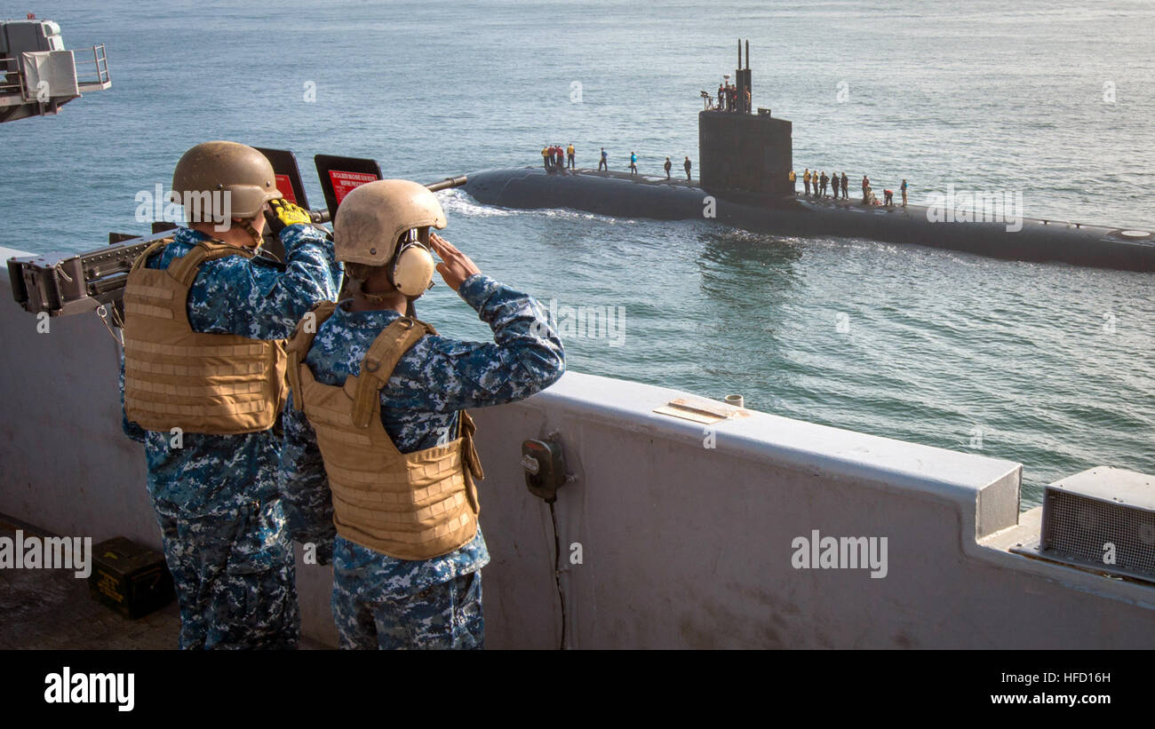 Pazifik (30. August 2016) Matrosen an Bord des Flugzeugträgers USS Carl Vinson (CVN-70) Weitergabe Ehrungen an die schnell-Angriff u-Boot USS Pasadena (SSN-752) wie es die San Diego Bay Transit gerendert.  Carl Vinson läuft derzeit in Vorbereitung auf eine bevorstehende Bereitstellung. (Foto: U.S. Navy Mass Communication Specialist 3. Klasse Sean M. Castellano/freigegeben) 160830-N-BL637-031 mitreden: http://www.navy.mil/viewGallery.asp http://www.facebook.com/USNavy http://www.twitter.com/USNavy http://navylive.dodlive.mil http://pinterest.com https://plus.google.com Segler Rendern Passi Stockfoto