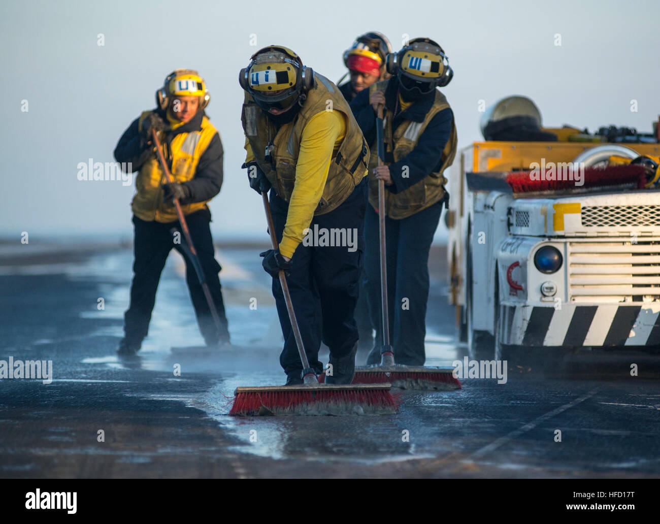 Persischen Golf (16. Januar 2014) Seeleute schrubben das Flugdeck des Flugzeugträgers USS Harry S. Truman (CVN-75). Truman, Flaggschiff der Harry S. Truman Carrier Strike Group, wird in den USA bereitgestellt 5. Flotte Aufgabengebiet Gefahrenabwehr Operationen durchführen, unterstützen Theater Sicherheitsbemühungen Zusammenarbeit und Unterstützung der Operation Enduring Freedom. (Foto: U.S. Navy Mass Communication Specialist 2. Klasse Adam Brock/freigegeben) 140116-N-LH273-048 beitreten das Gespräch http://www.facebook.com/USNavy http://www.twitter.com/USNavy http://navylive.dodlive.mil Segler-Peeling Stockfoto