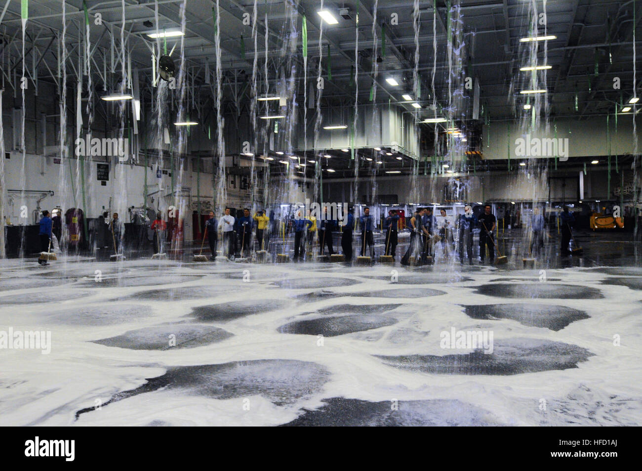 Pazifik (1. Februar 2012) Segler teilnehmen in eine Salz-Wasser-Wash-Down nach dem Test wässrigen filmbildenden Schaum (AFFF) Feuerwachen im Hangar des Flugzeugträgers USS Carl Vinson (CVN-70) Bucht. Carl Vinson führt Probefahrten im Gange als Endstadium einer sechsmonatigen geplante inkrementelle Verfügbarkeit. (Foto: U.S. Navy Masse Kommunikation Spezialist Seemann Kristopher S. Haley/freigegeben) 130201-N-NY430-146 beitreten den Gespräch http://www.facebook.com/USNavy http://www.twitter.com/USNavy http://navylive.dodlive.mil Segler Test Washdown System an Bord der USS Carl Vinson. (8446975 Stockfoto