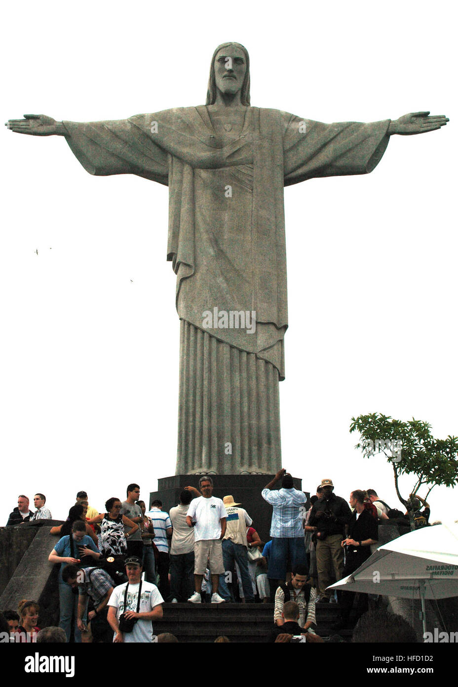 080422-N-7047S-142 RIO DE JANEIRO, Brasilien (22. April 2008) Seeleute an Bord der Flugzeugträger der Nimitz-Klasse USS George Washington (CVN-73) besuchen die Statue "Christus der Erlöser" bei einer Moral, Wohlbefinden und Erholung. USS George Washington ging Norfolk unterwegs nach Yokosuka, Japan, wo es USS Kitty Hawk als Flugzeugträger der Vereinigten Staaten nach vorne bereitgestellt ersetzen wird. Foto: U.S. Navy Mass Communication Specialist 3. Klasse Ian Schoeneberg (freigegeben) Segler besuchen Statue in Brasilien 101656 Stockfoto