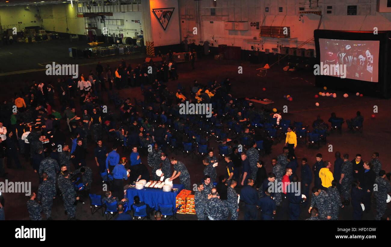 Pazifik (3. Februar 2013) Segler beobachten Super Bowl XLVII im Hangar Bucht an Bord des Flugzeugträgers USS Carl Vinson (CVN-70). Carl Vinson führt Probefahrten im Gange als Endstadium einer sechsmonatigen geplante inkrementelle Verfügbarkeit. (Foto: U.S. Navy Masse Kommunikation Spezialist Seemann Jacob G. Kaucher /Released) 130203-N-LN833-182 beitreten das Gespräch http://www.facebook.com/USNavy http://www.twitter.com/USNavy http://navylive.dodlive.mil Matrosen sehen Super Bowl XLVII an Bord der USS Carl Vinson. (8446977293) Stockfoto